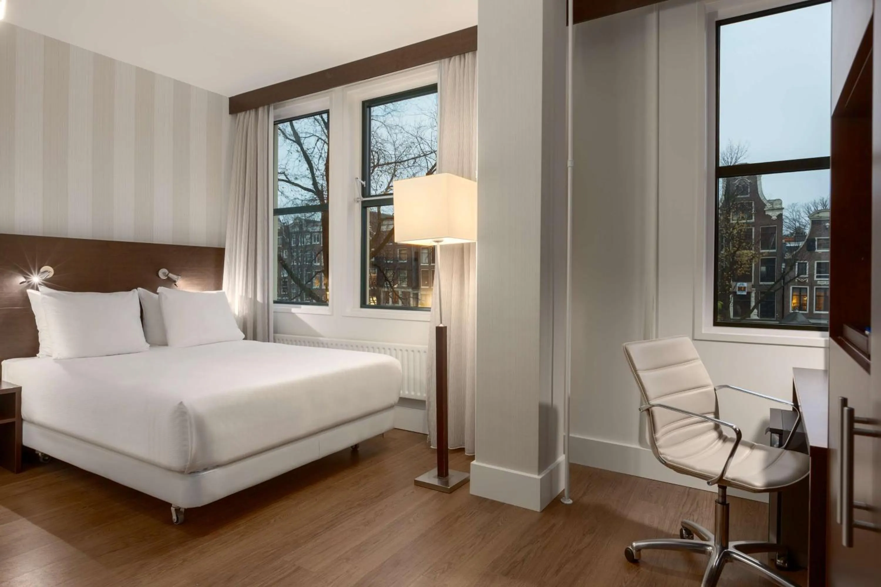 View (from property/room), Bed in NH City Centre Amsterdam