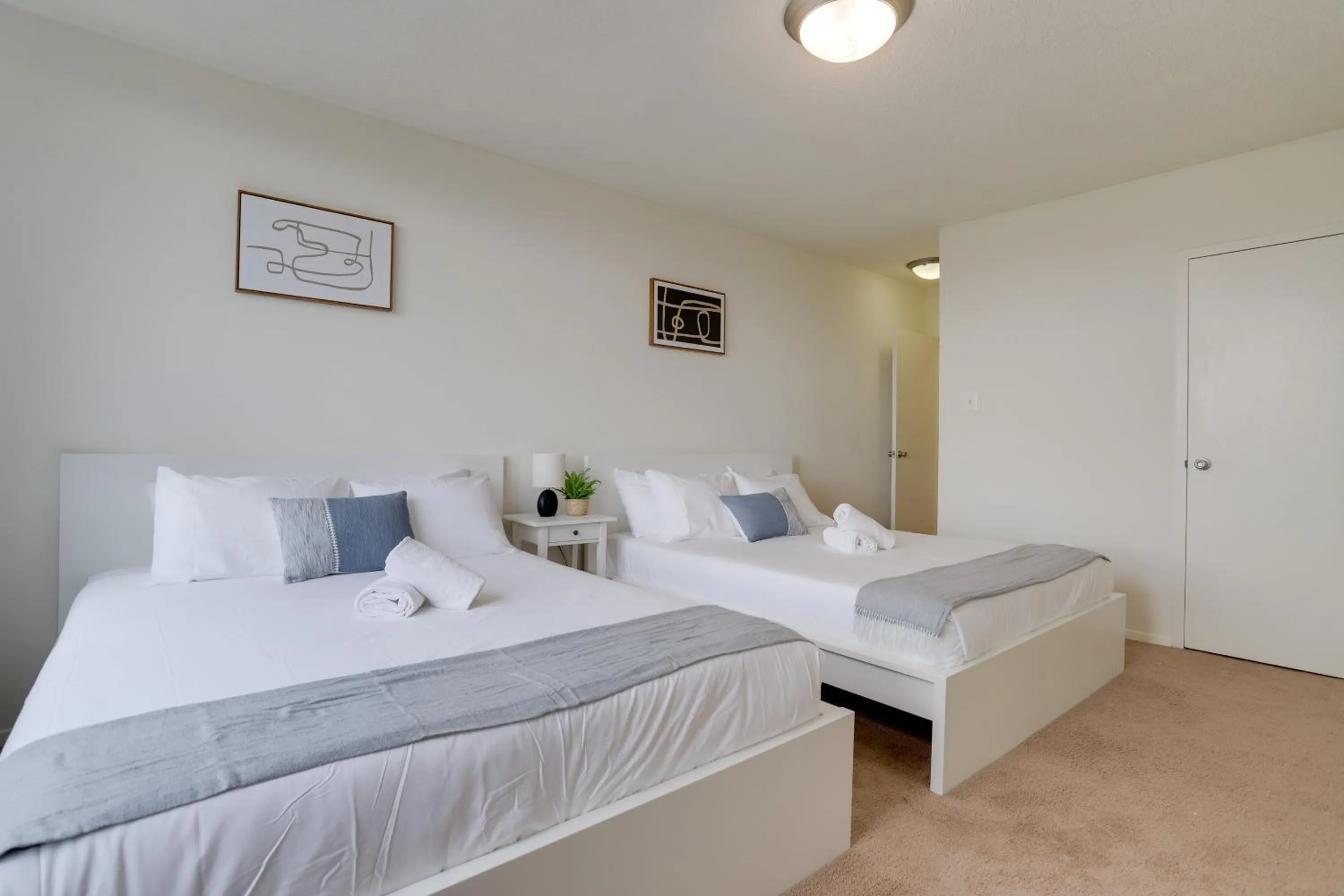 Bed in Incredible 1 BR Apt + Den @Crystal City With Gym