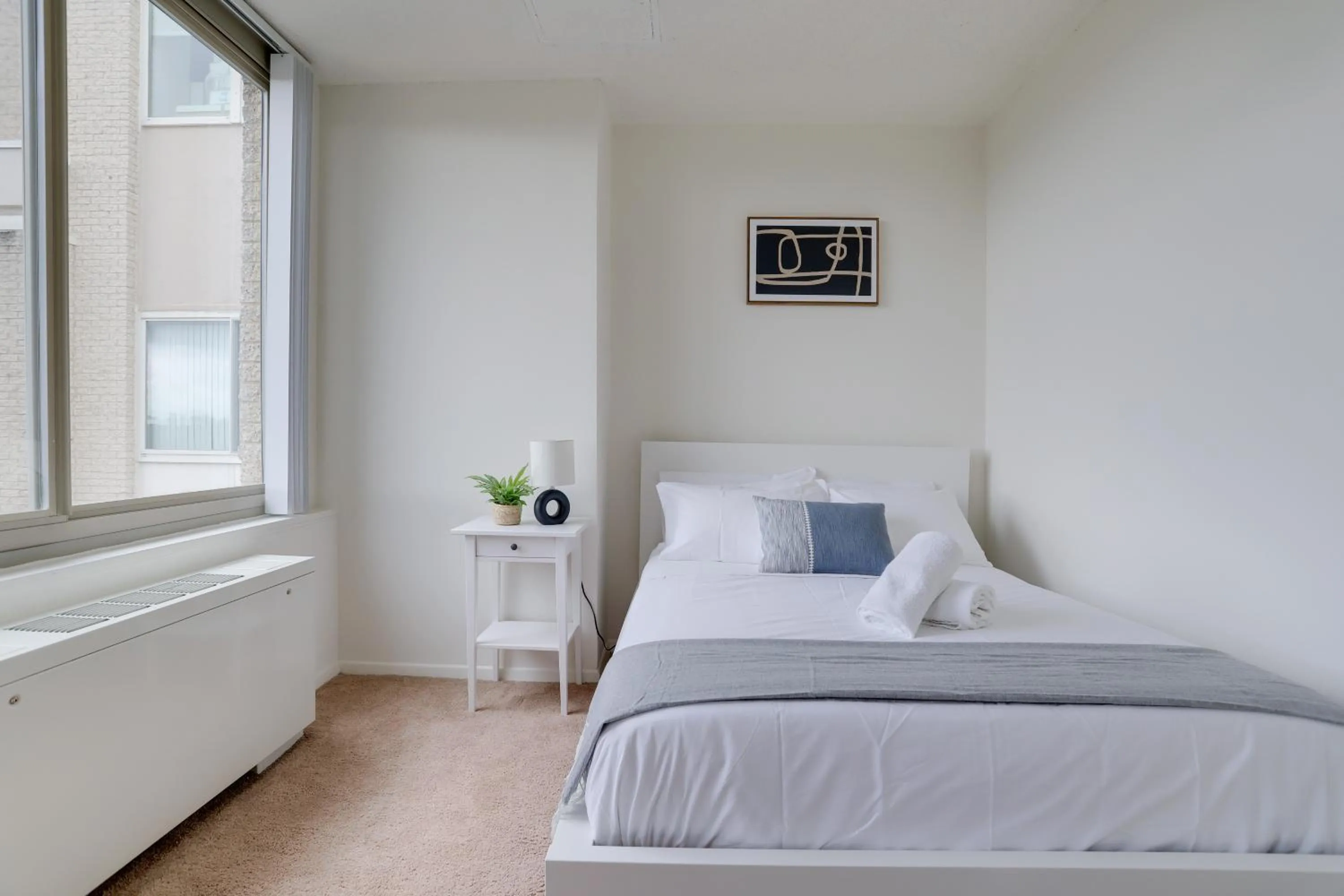 Bed in Incredible 1 BR Apt + Den @Crystal City With Gym