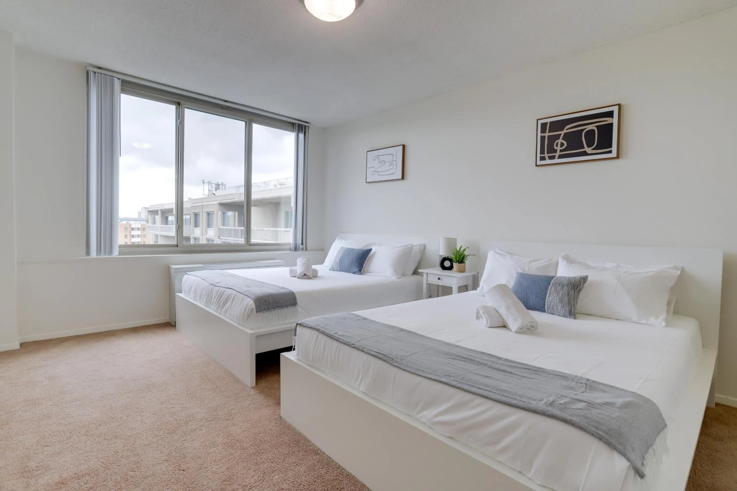 Bed in Incredible 1 BR Apt + Den @Crystal City With Gym