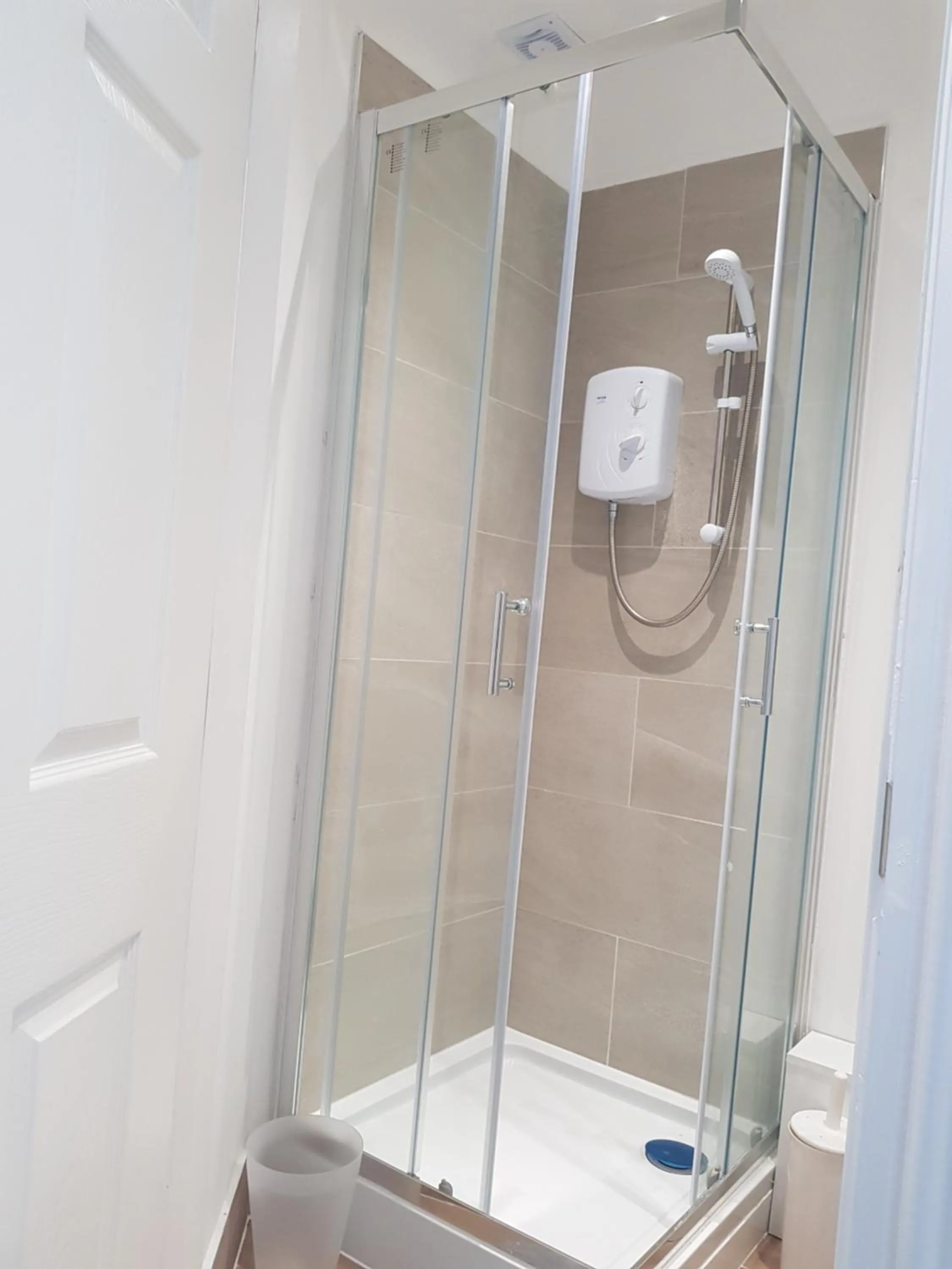 Shower in Cosy Studio Luton
