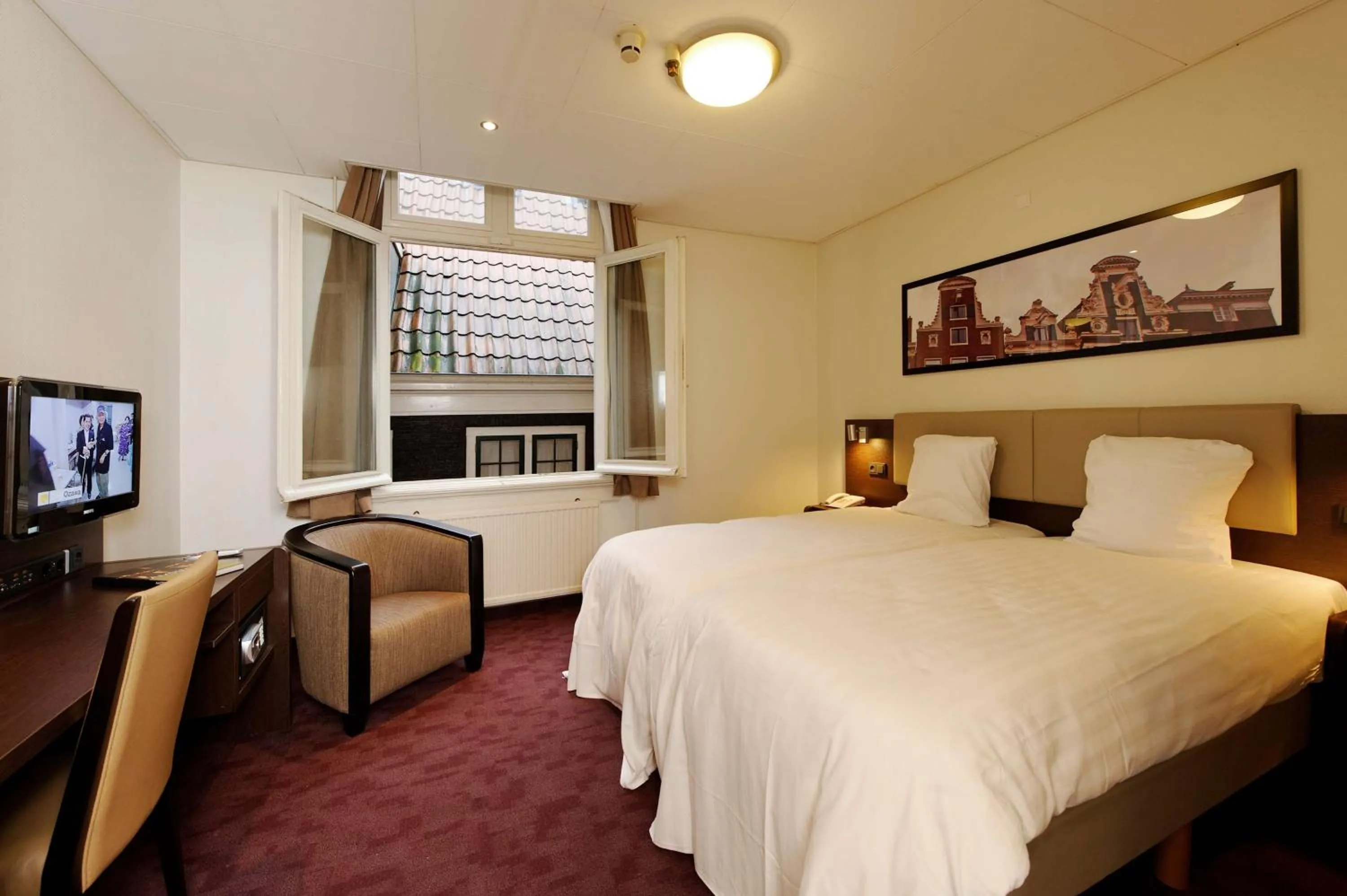 Photo of the whole room, Bed in Best Western Dam Square Inn