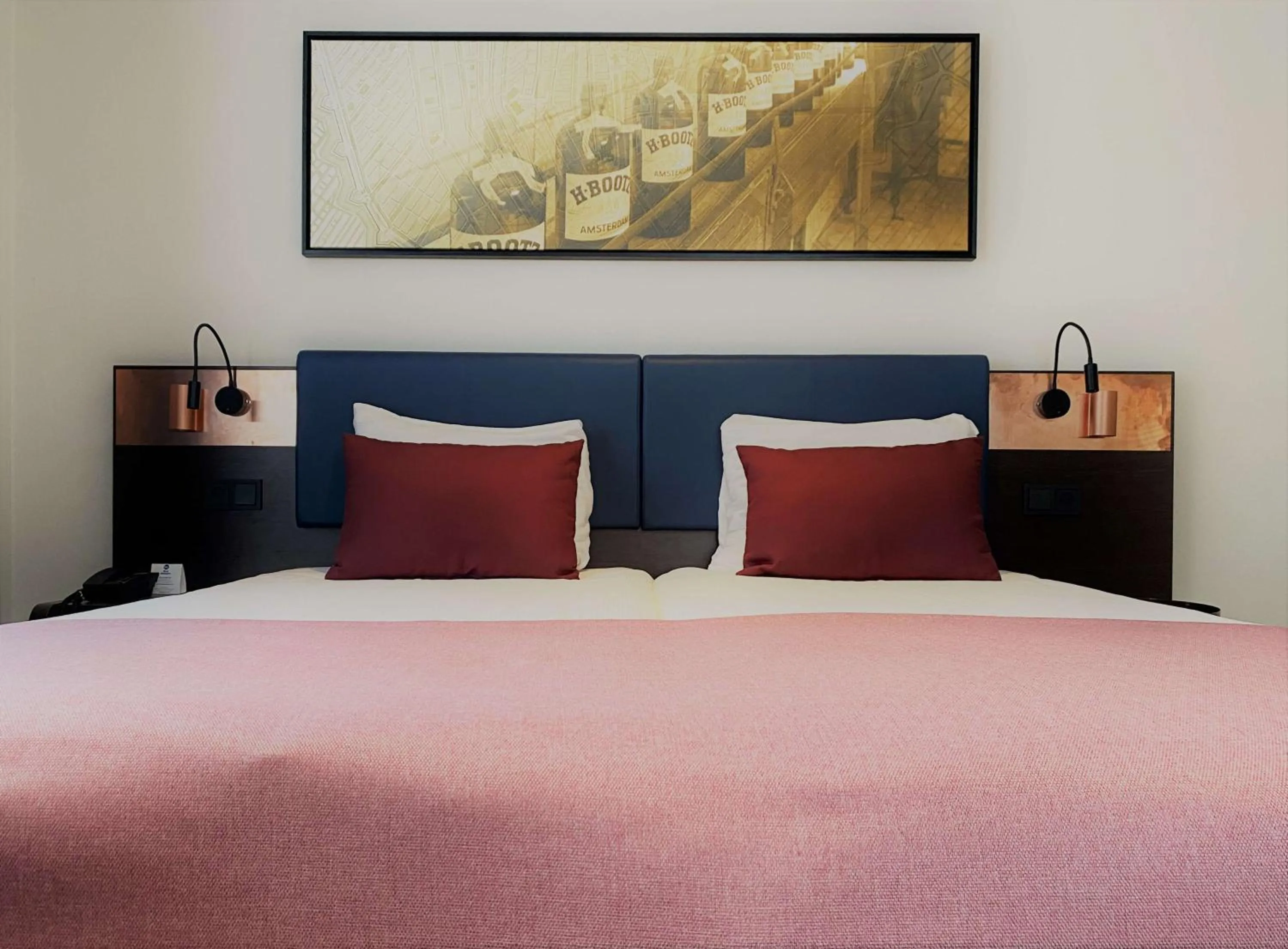 Photo of the whole room, Bed in Best Western Dam Square Inn