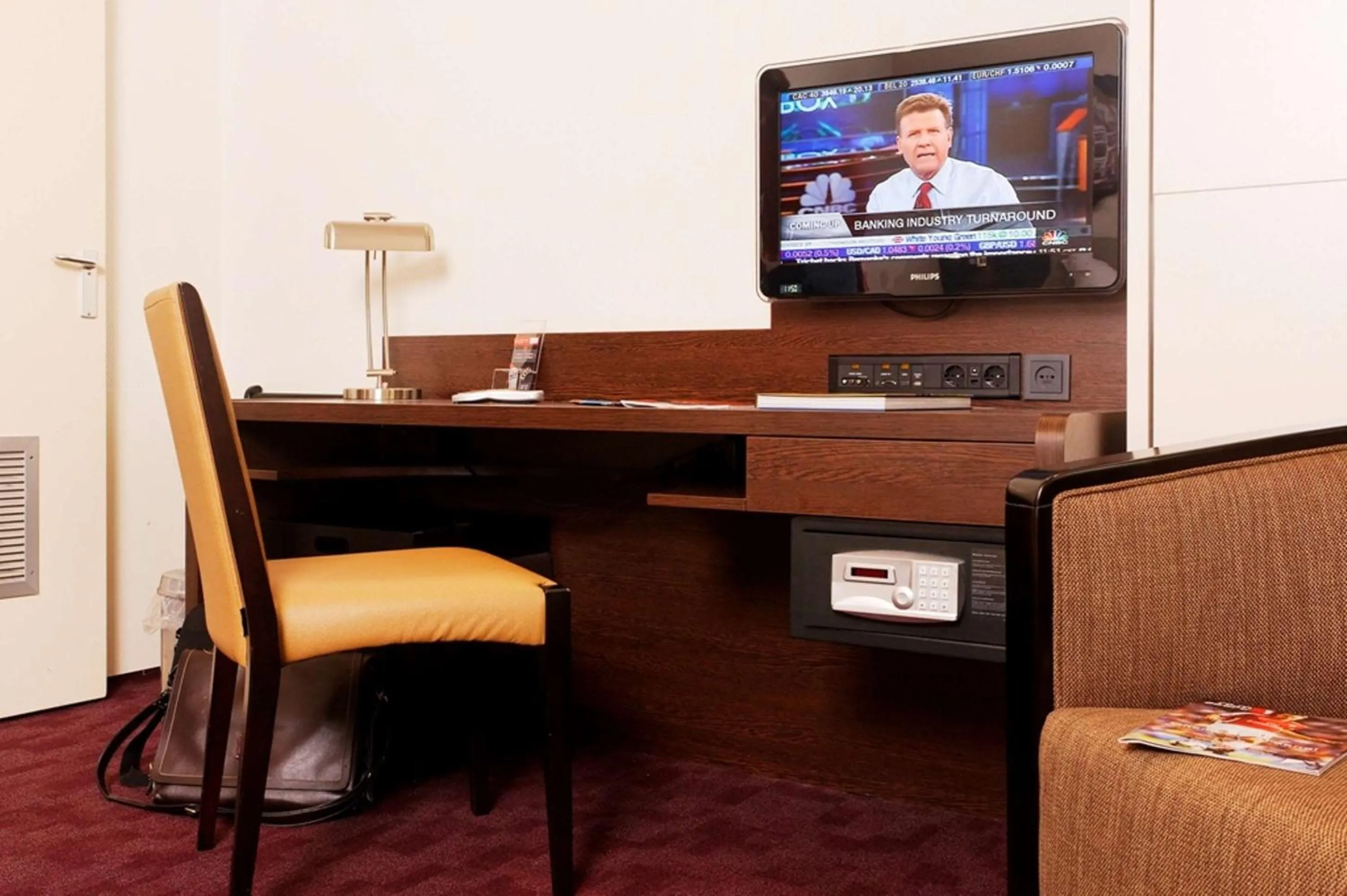 Photo of the whole room in Best Western Dam Square Inn