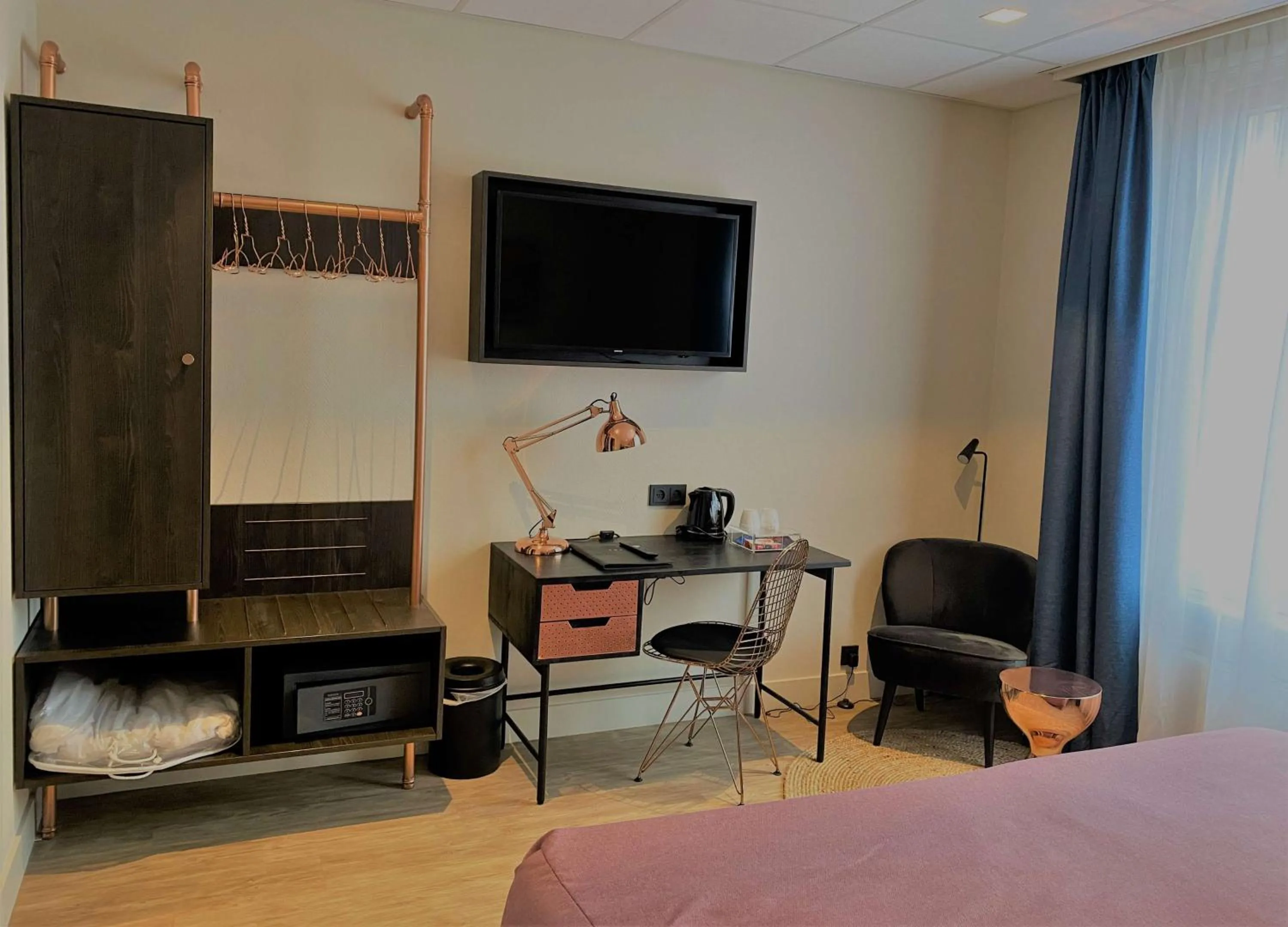 Photo of the whole room, Bed in Best Western Dam Square Inn