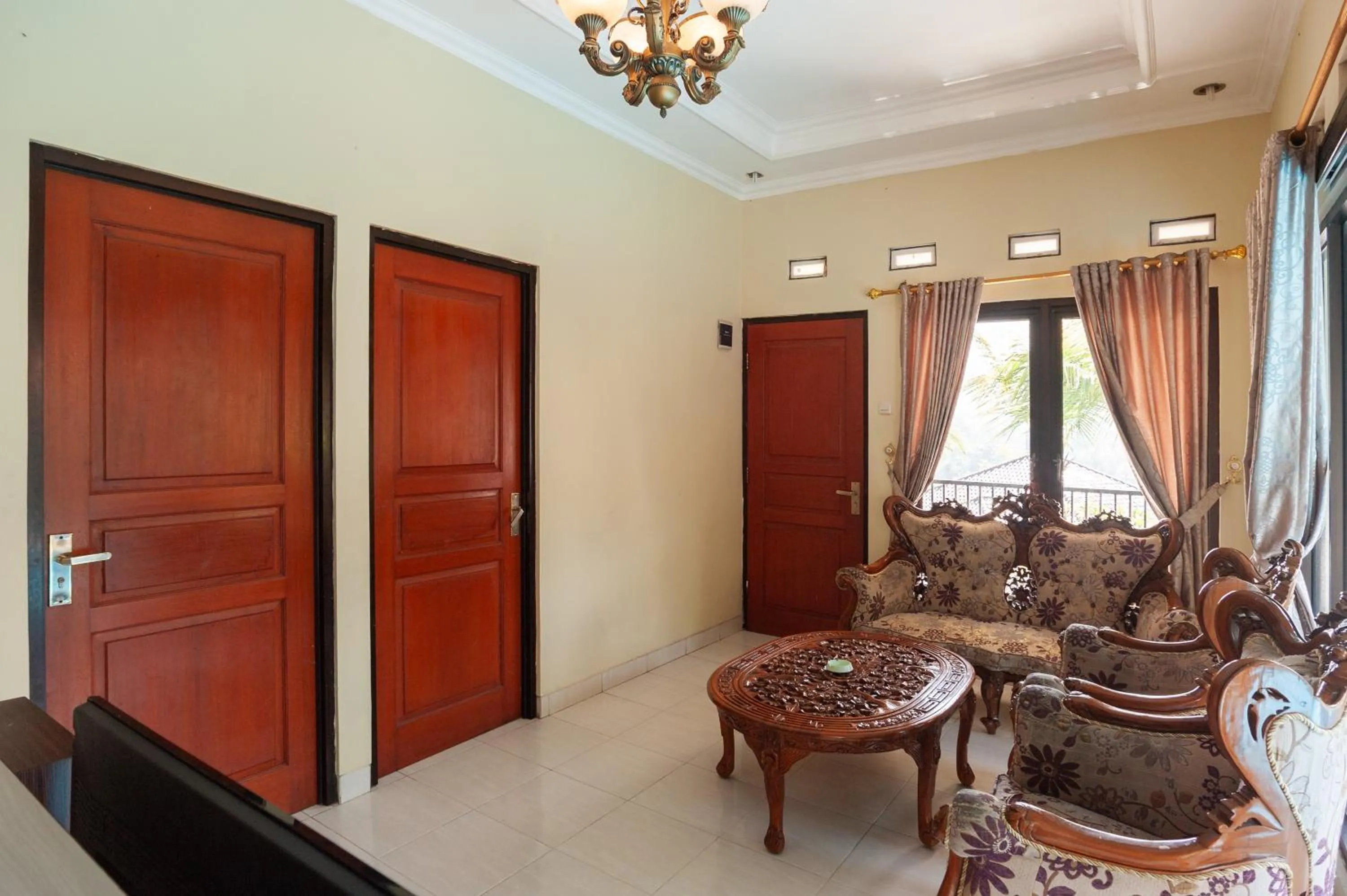 Seating area in Urbanview Resort Syariah Khansa Cisarua Puncak by RedDoorz