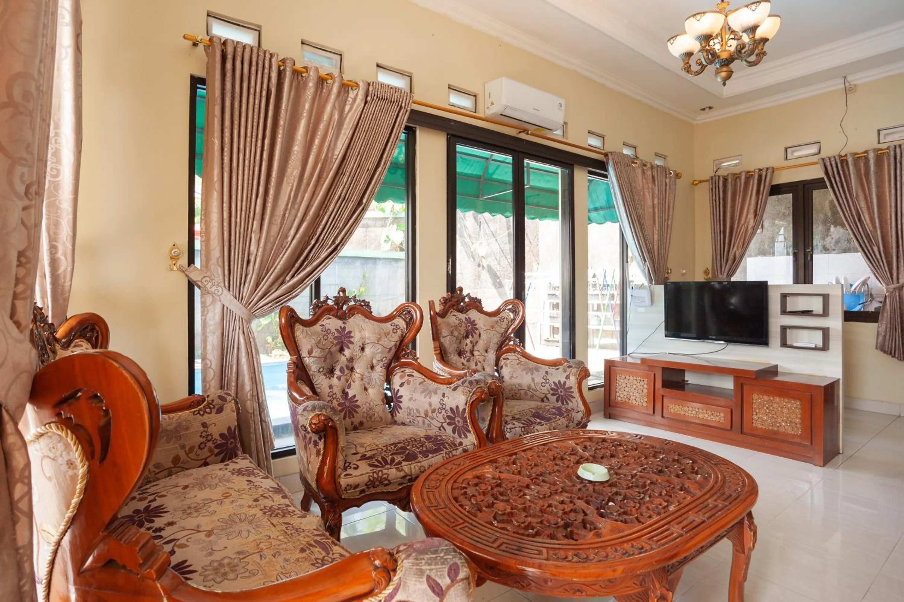 Seating area in Urbanview Resort Syariah Khansa Cisarua Puncak by RedDoorz