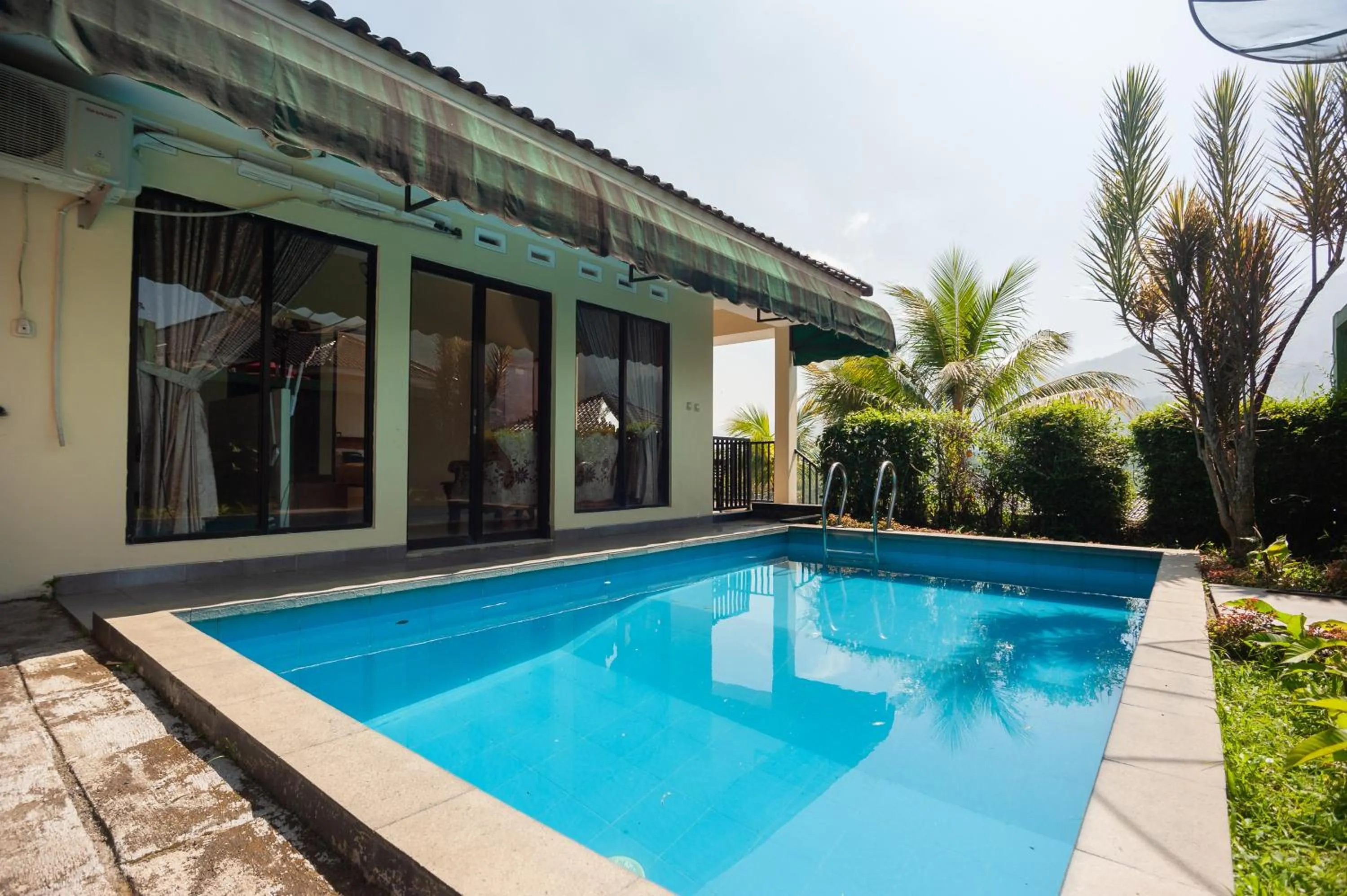 Swimming pool in Urbanview Resort Syariah Khansa Cisarua Puncak by RedDoorz