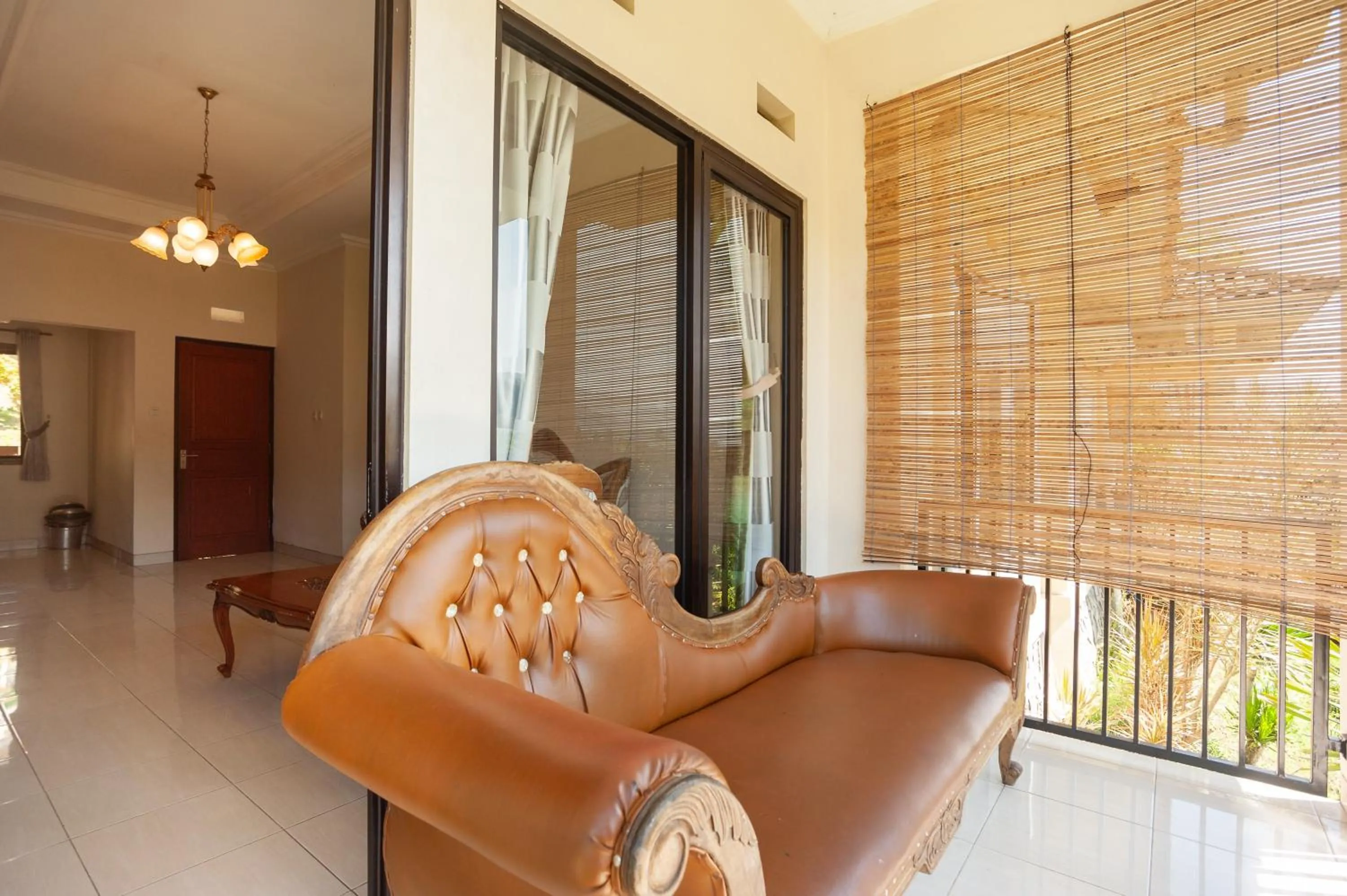 Seating area in Urbanview Resort Syariah Khansa Cisarua Puncak by RedDoorz