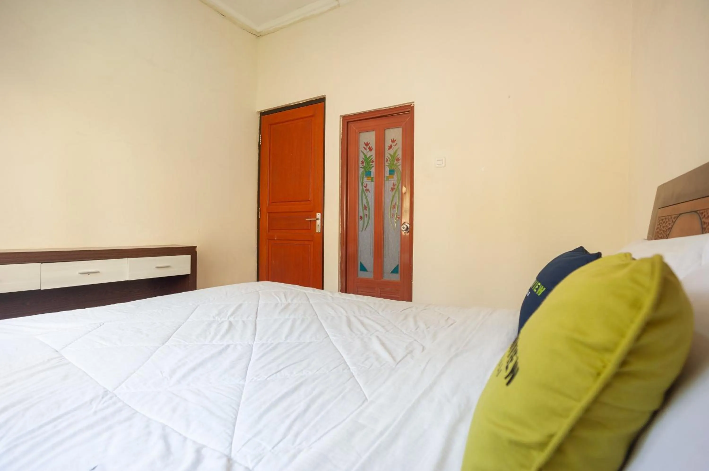 Bed in Urbanview Resort Syariah Khansa Cisarua Puncak by RedDoorz