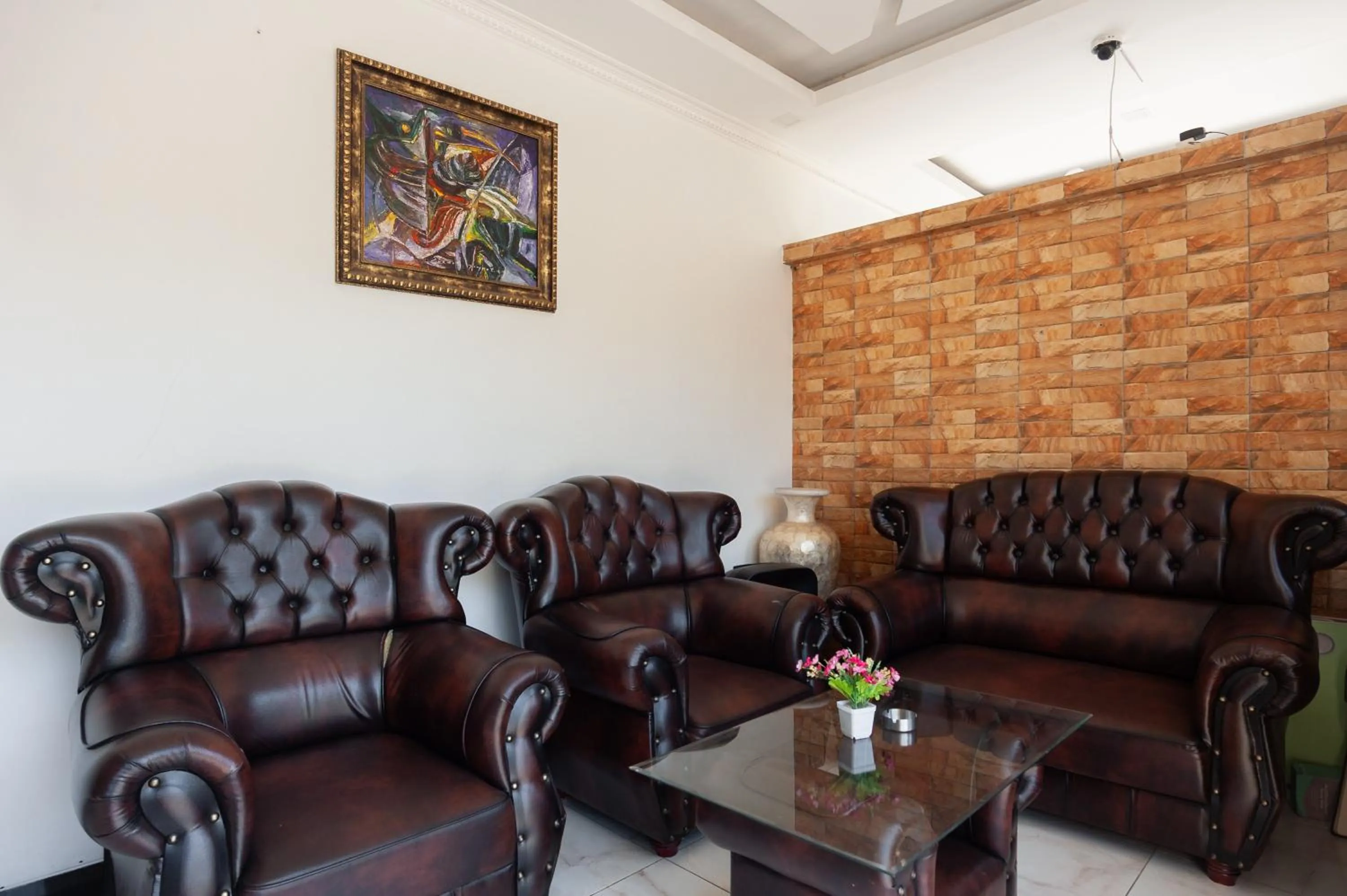 Seating area in Urbanview Resort Syariah Khansa Cisarua Puncak by RedDoorz