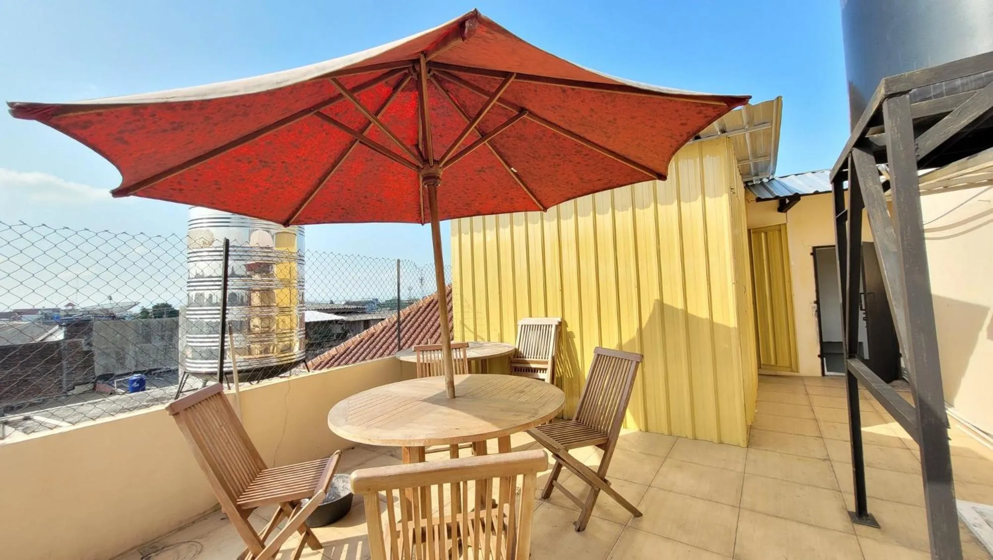 Seating area in Urbanview Le Reno Inn Wirobrajan by RedDoorz