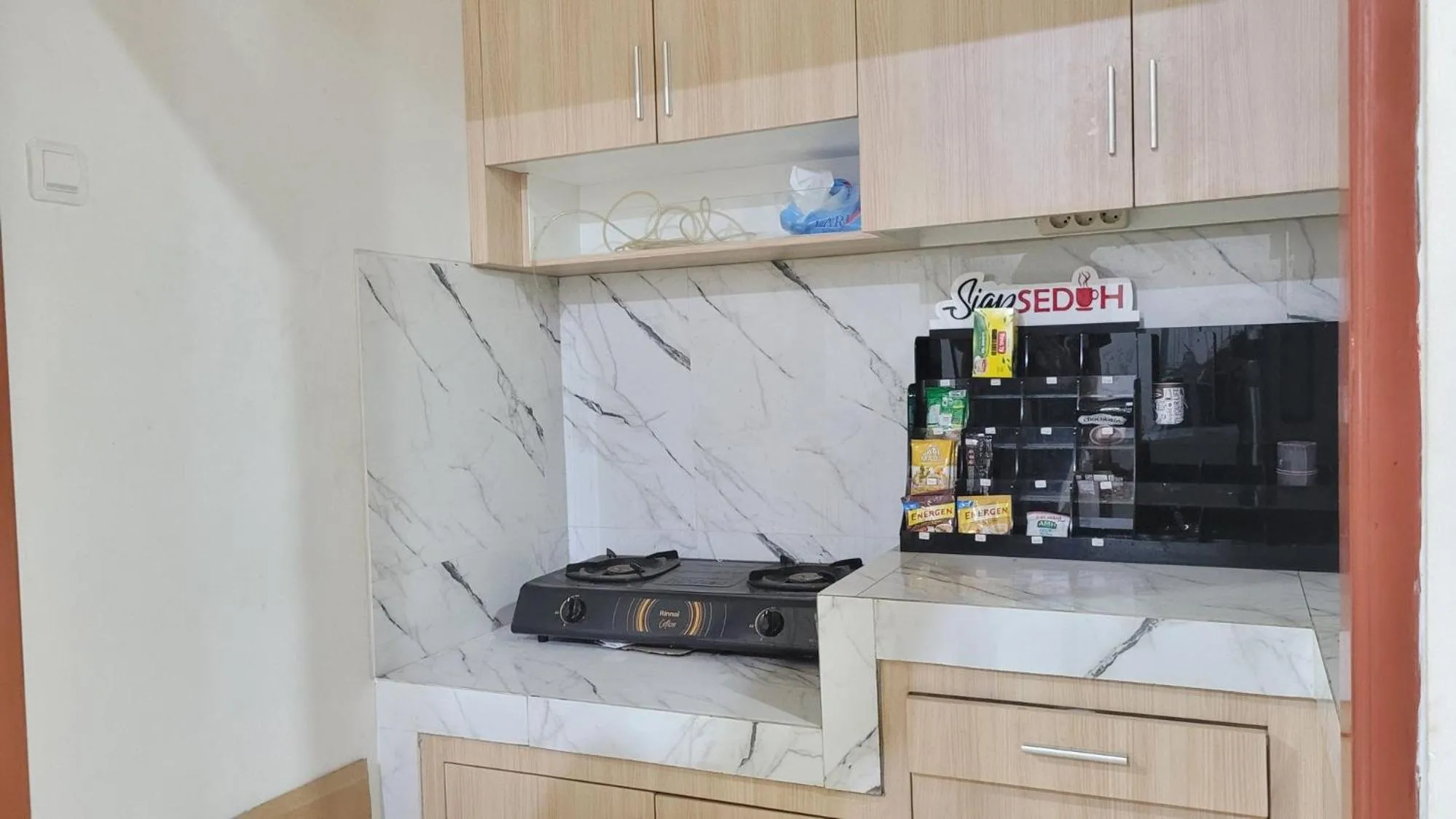 Kitchen or kitchenette in Urbanview Le Reno Inn Wirobrajan by RedDoorz