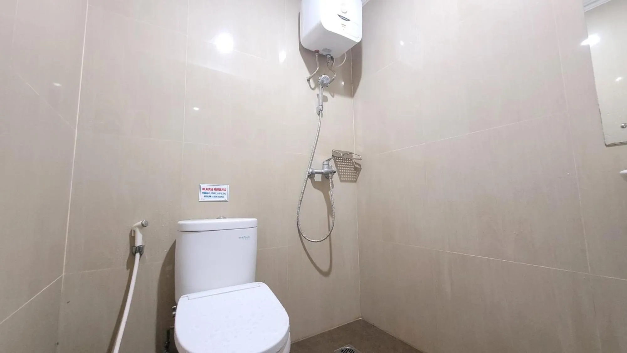 Shower in Urbanview Le Reno Inn Wirobrajan by RedDoorz