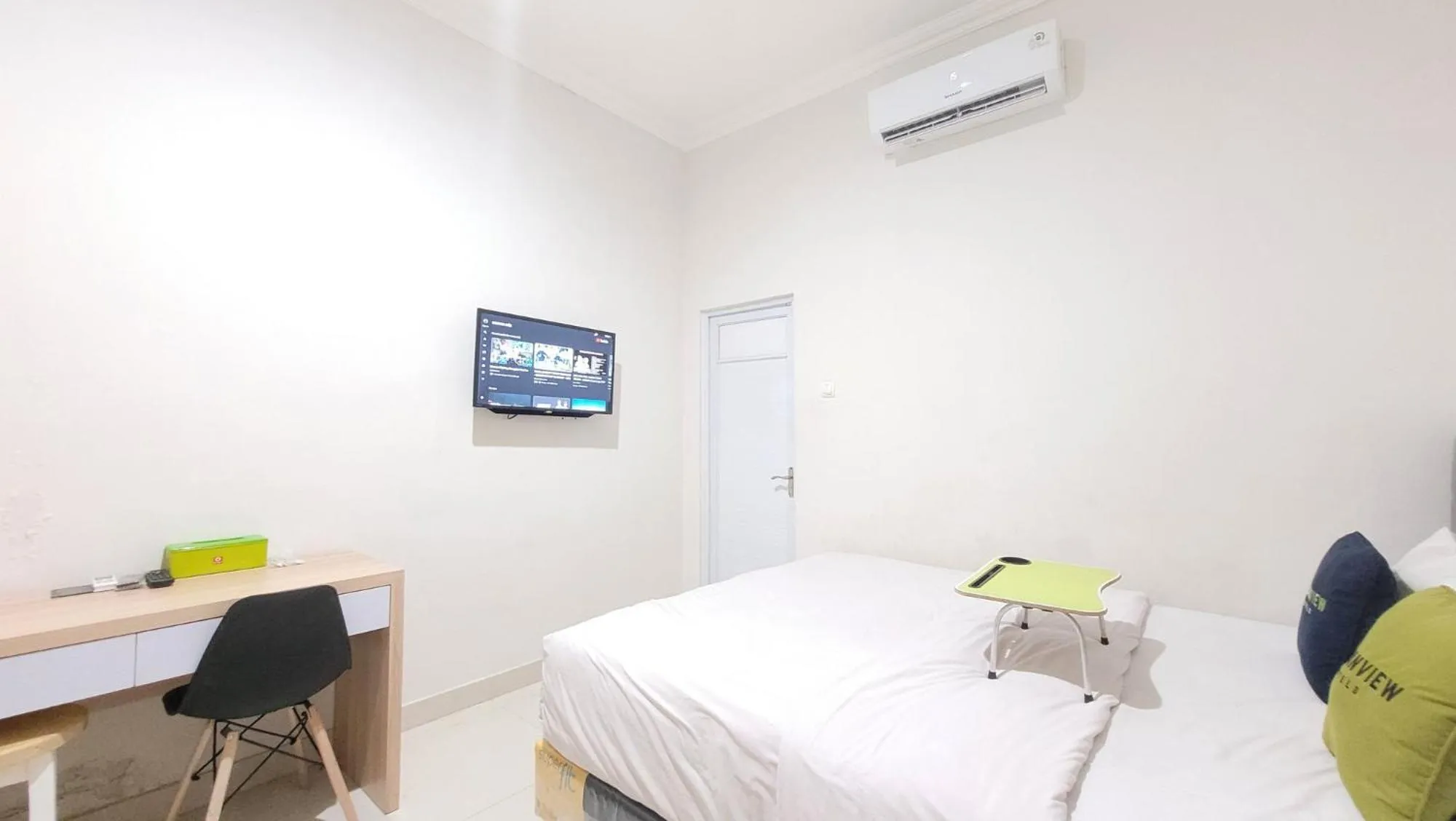 Bed in Urbanview Le Reno Inn Wirobrajan by RedDoorz