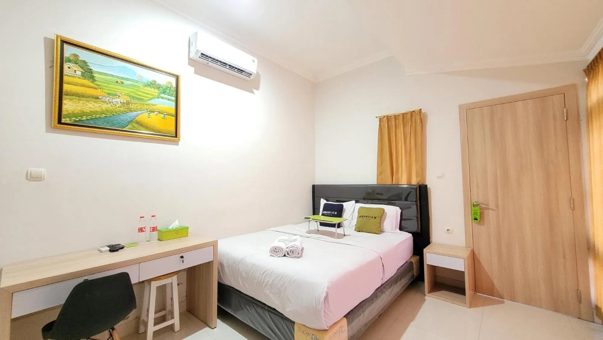 Bed in Urbanview Le Reno Inn Wirobrajan by RedDoorz