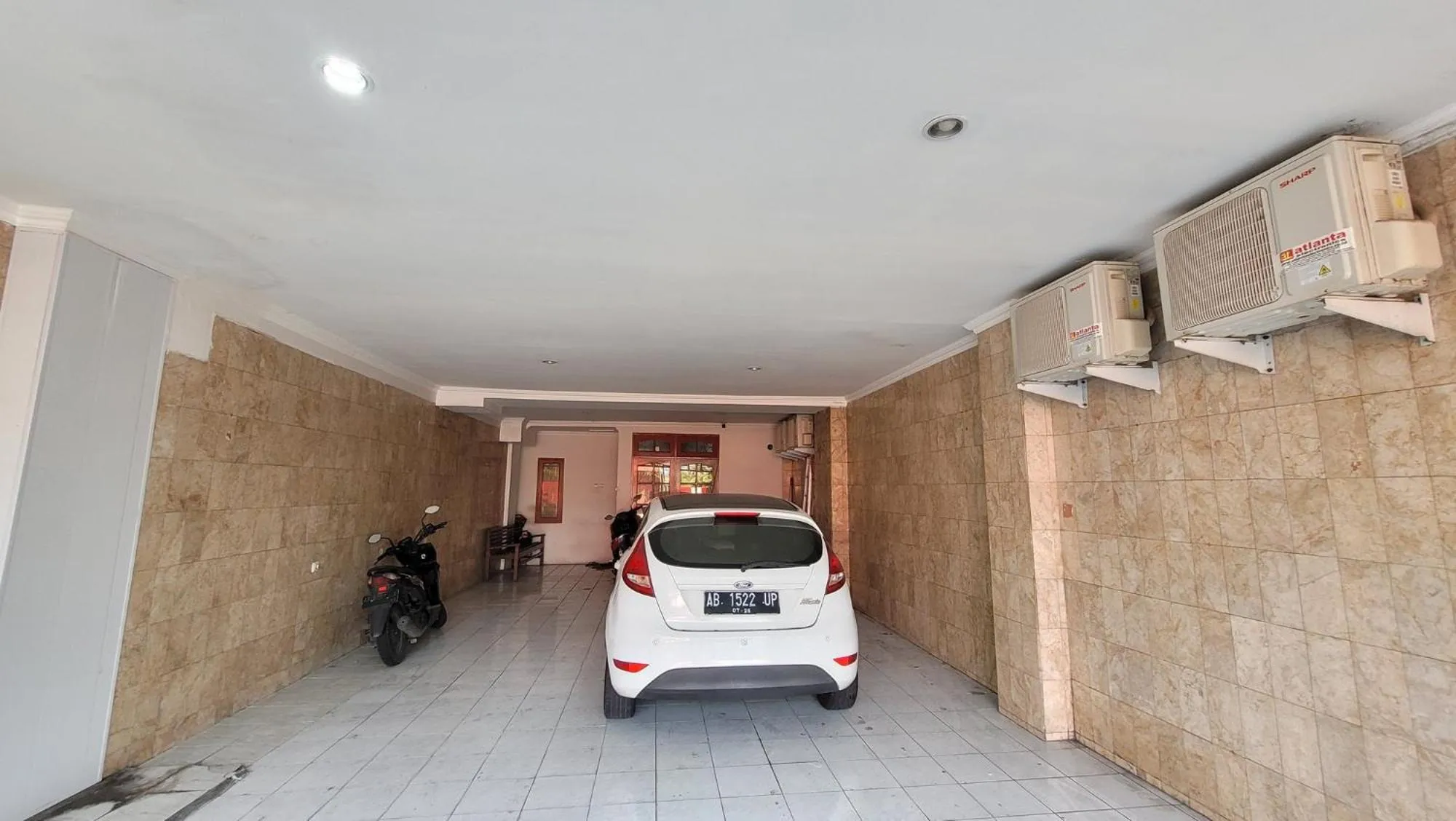 Parking in Urbanview Le Reno Inn Wirobrajan by RedDoorz