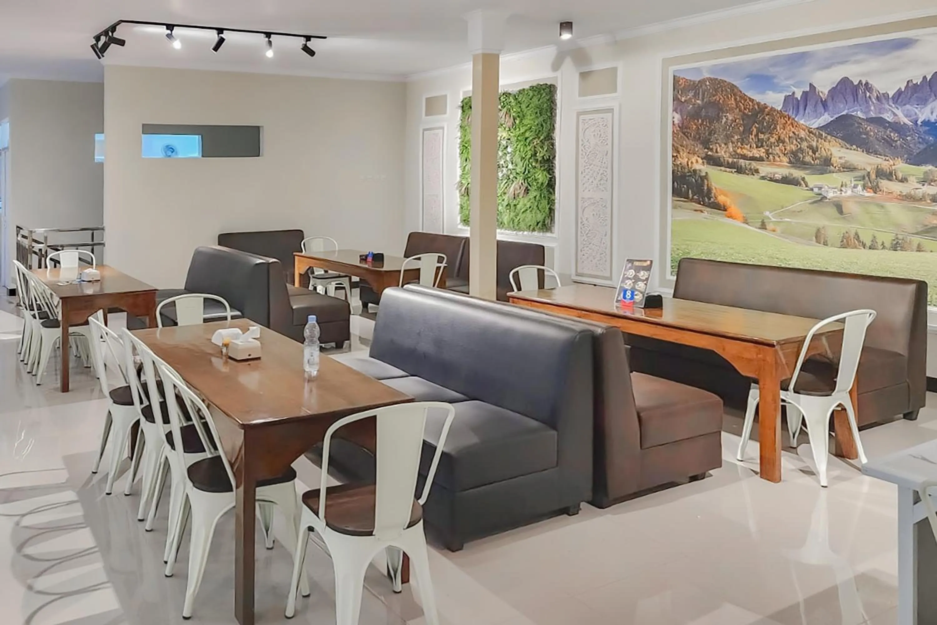 Seating area in Urbanview Hotel MM Indramayu by RedDoorz