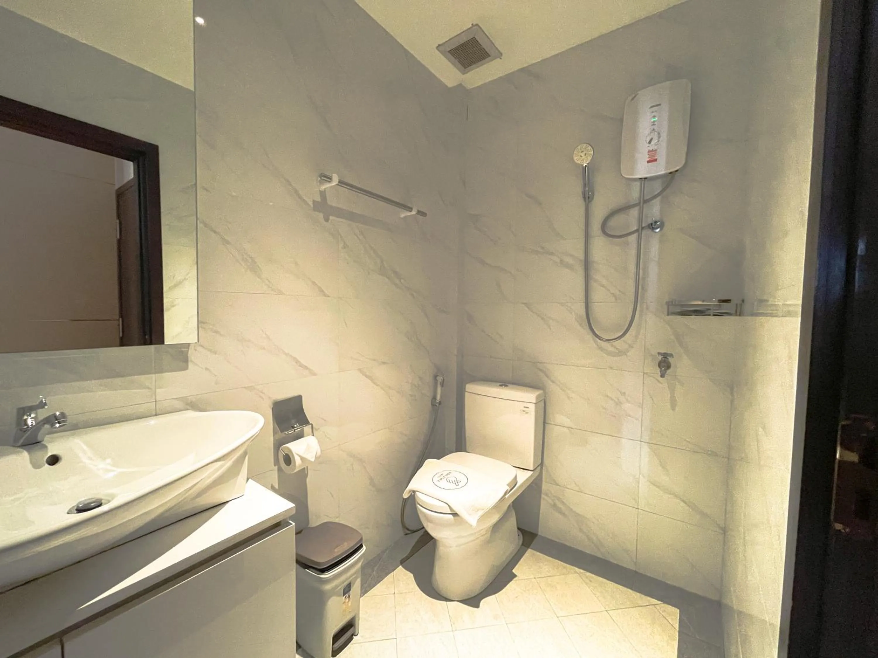 Toilet in Riverside Hotel