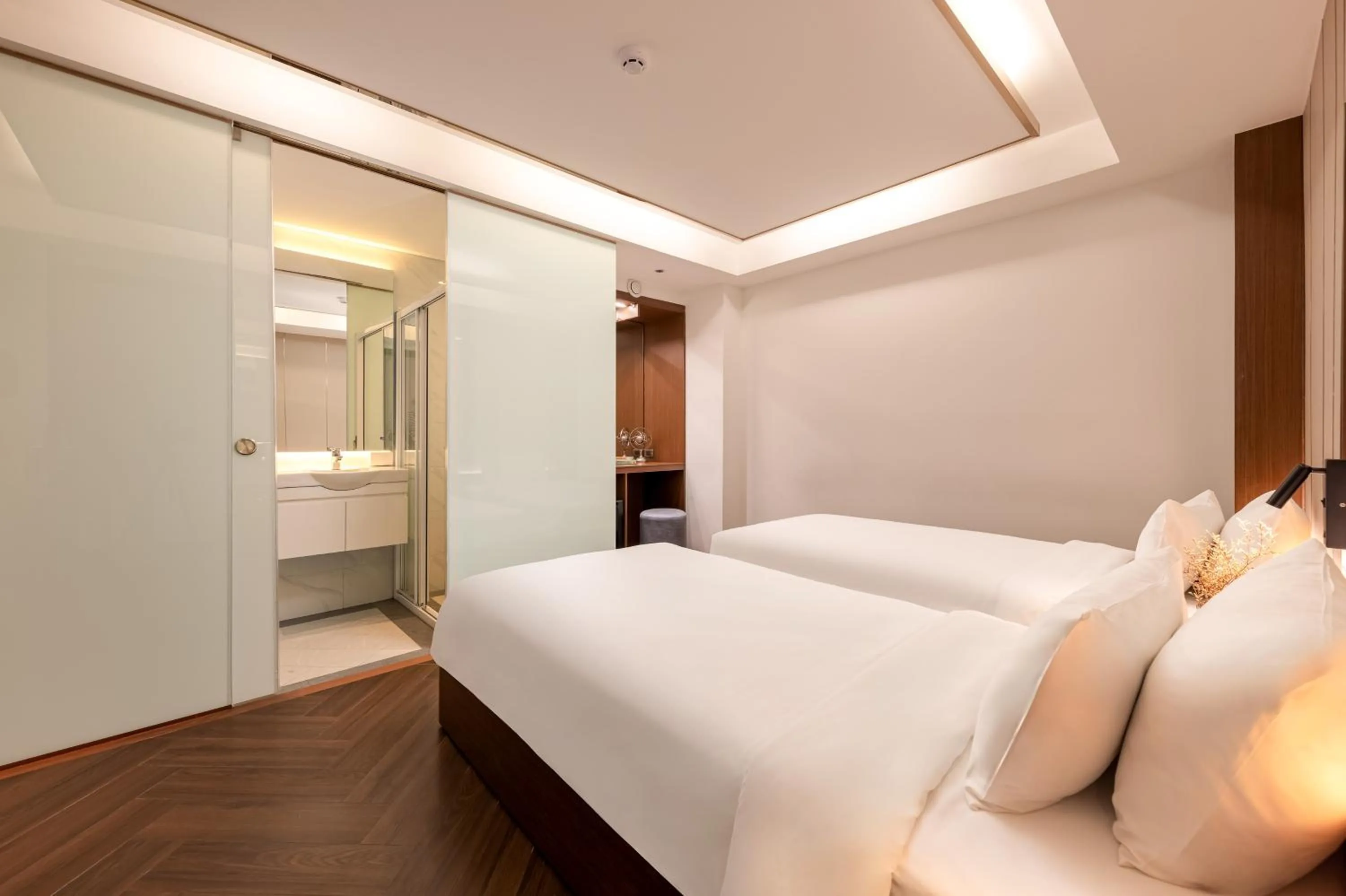 Toilet, Bed in Riverside Hotel