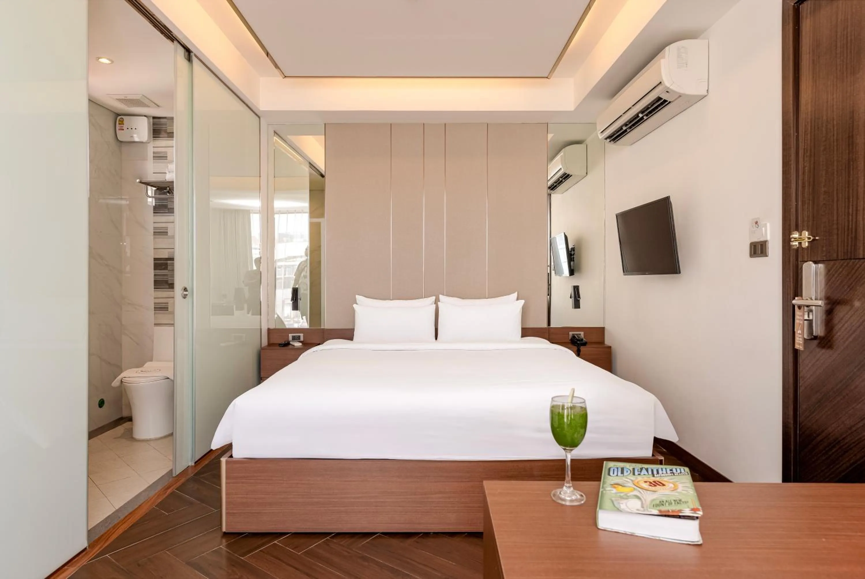 Bedroom, Bed in Riverside Hotel