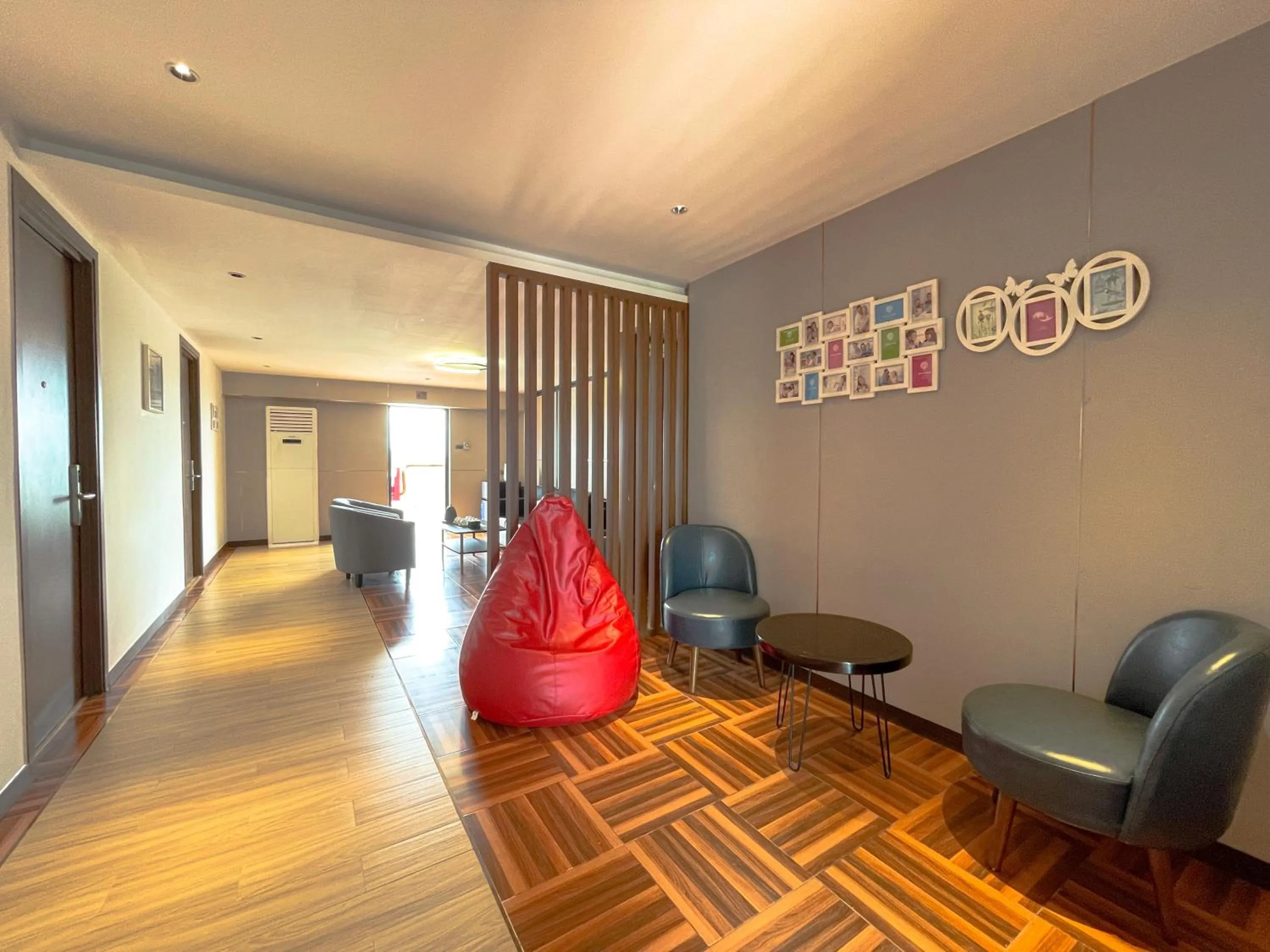 Living room in Riverside Hotel