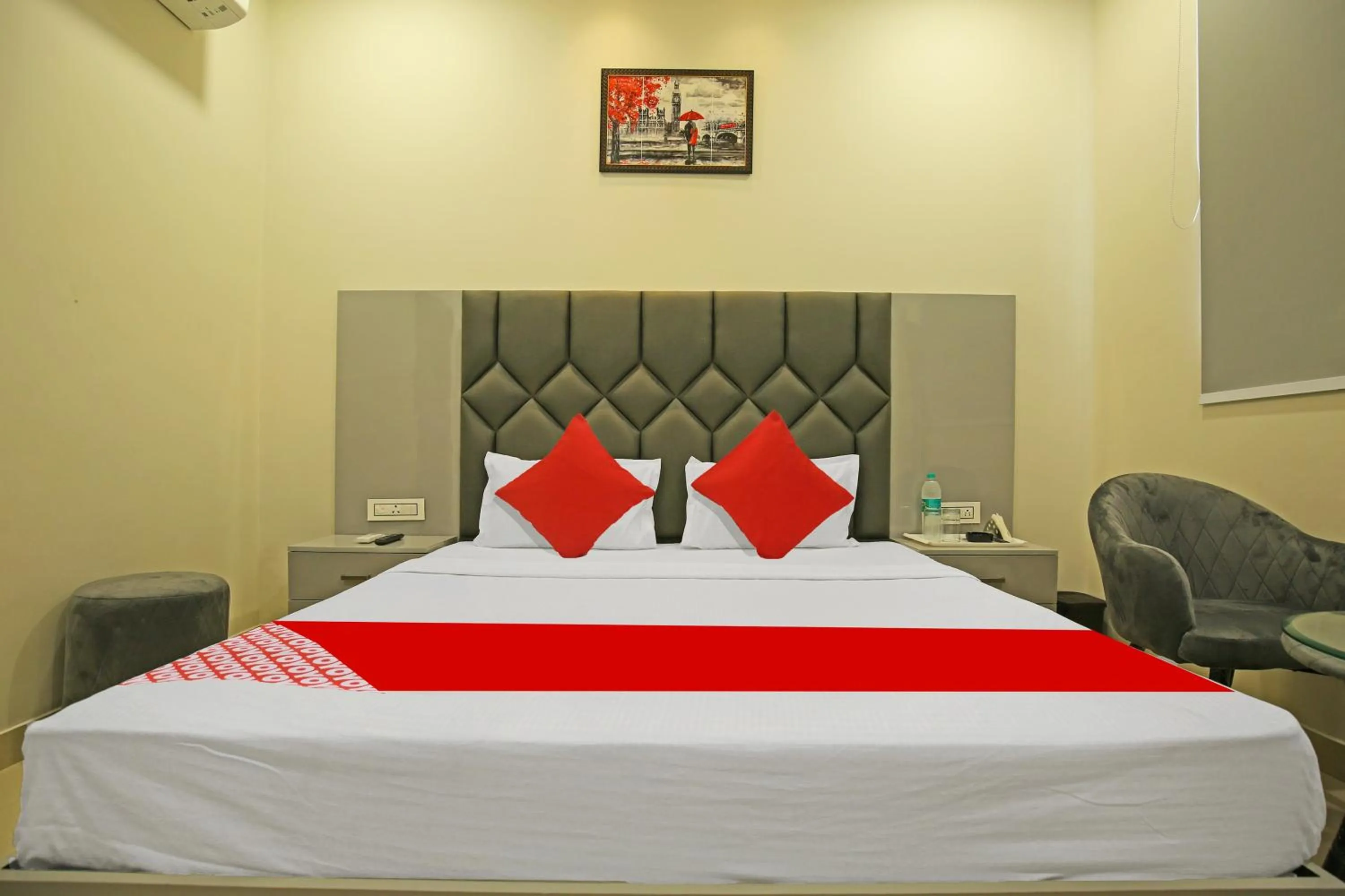 Bedroom in Hotel O Grand Inn