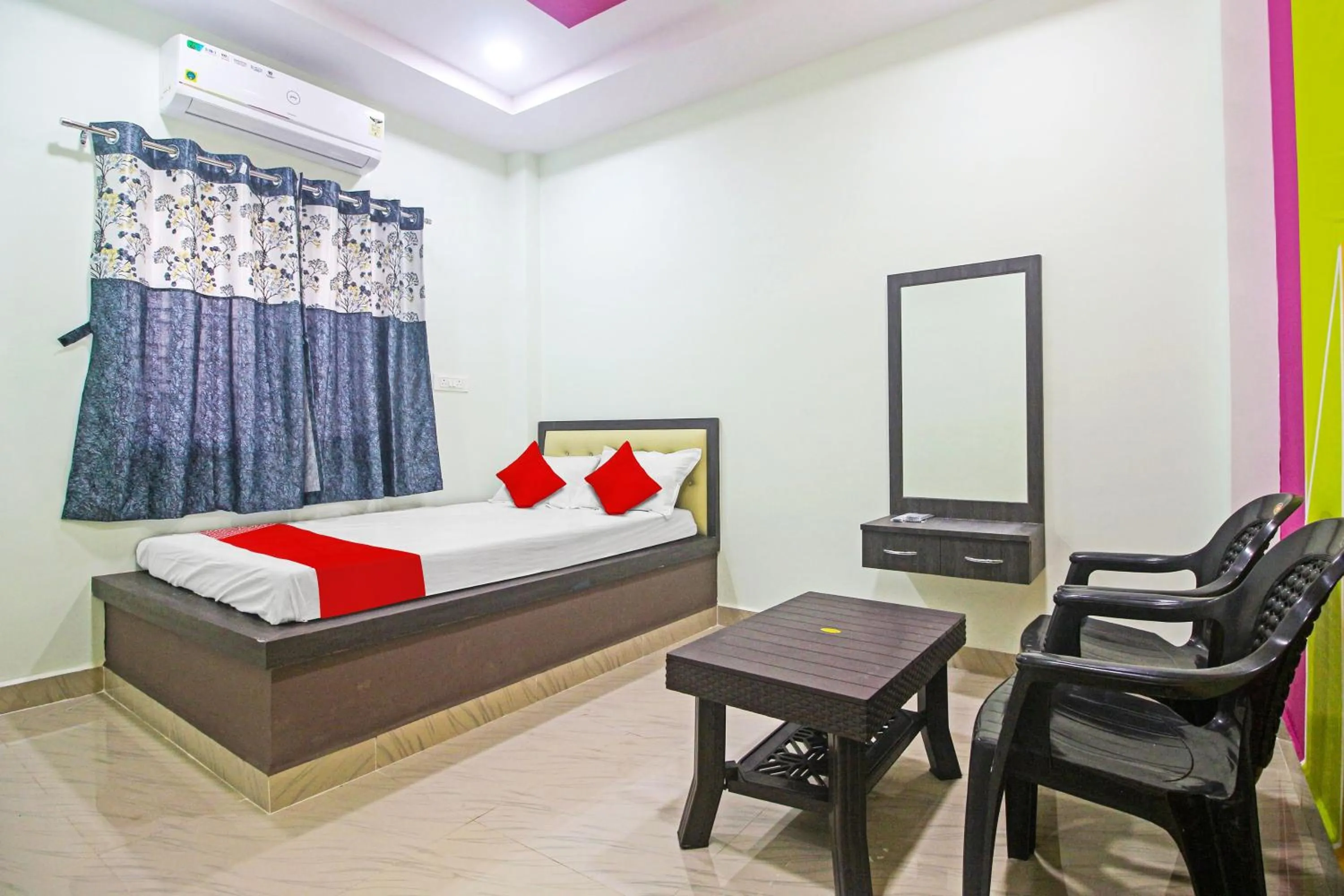 Bedroom, Bed in OYO Flagship Hotel Mh31