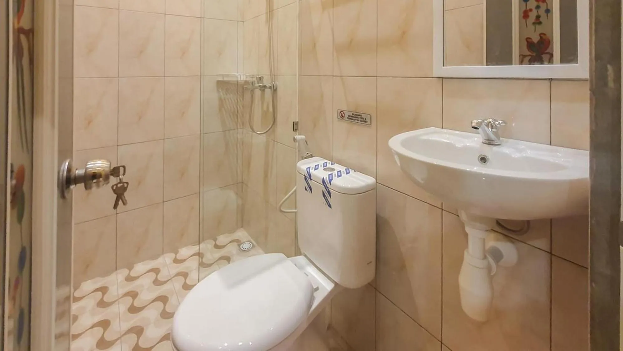 Shower in Urbanview Hotel Sakura Kampung Inggris Pare by RedDoorz