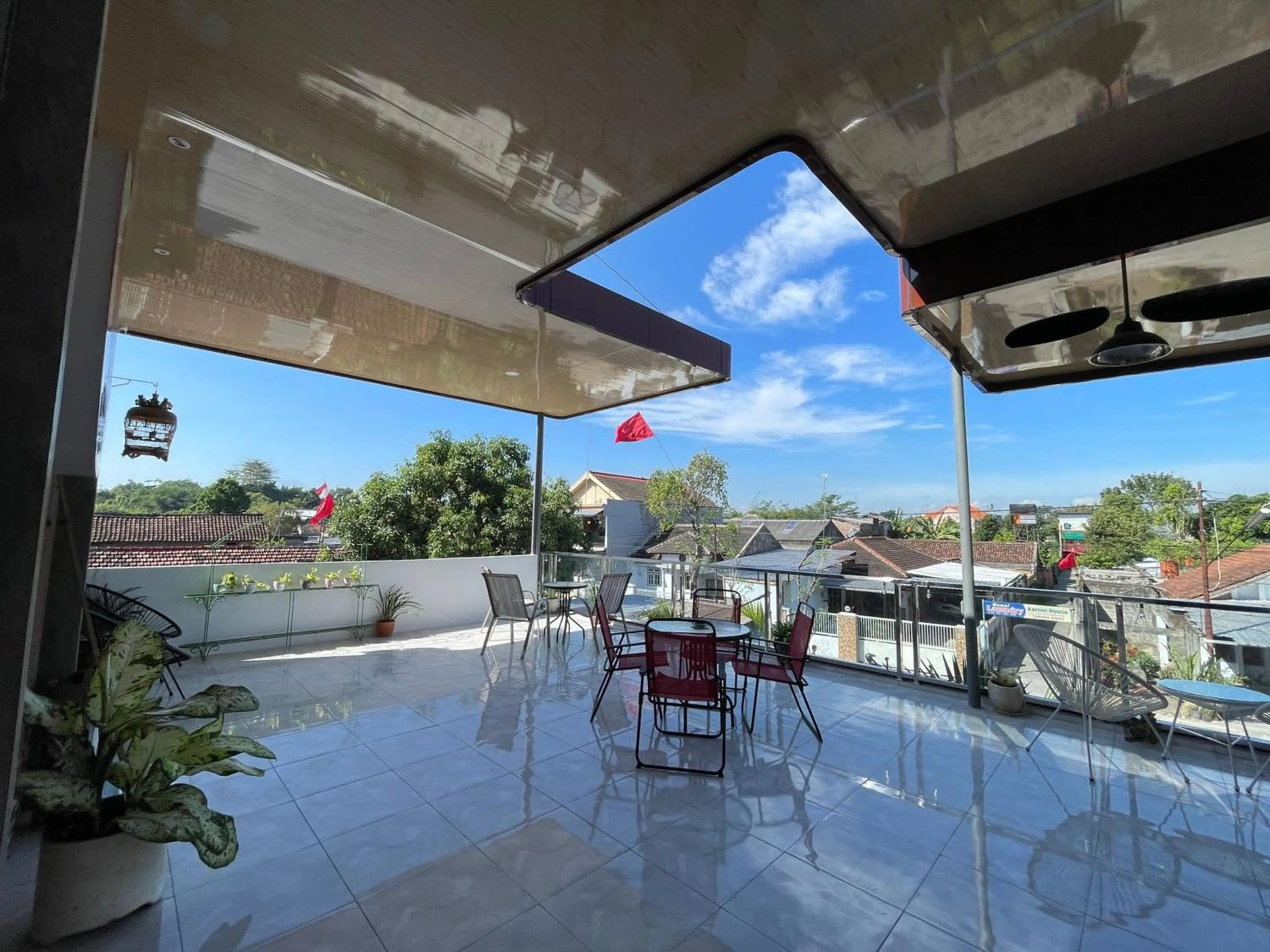 Seating area in Urbanview Hotel Sakura Kampung Inggris Pare by RedDoorz