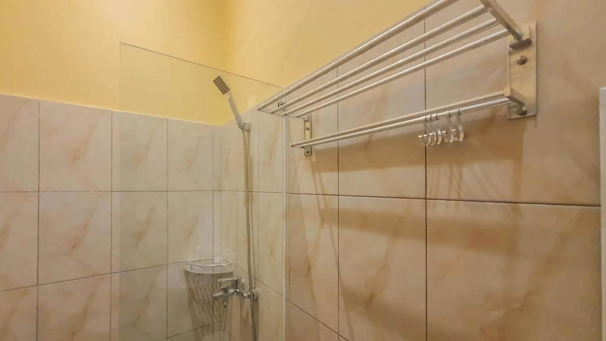 Shower in Urbanview Hotel Sakura Kampung Inggris Pare by RedDoorz