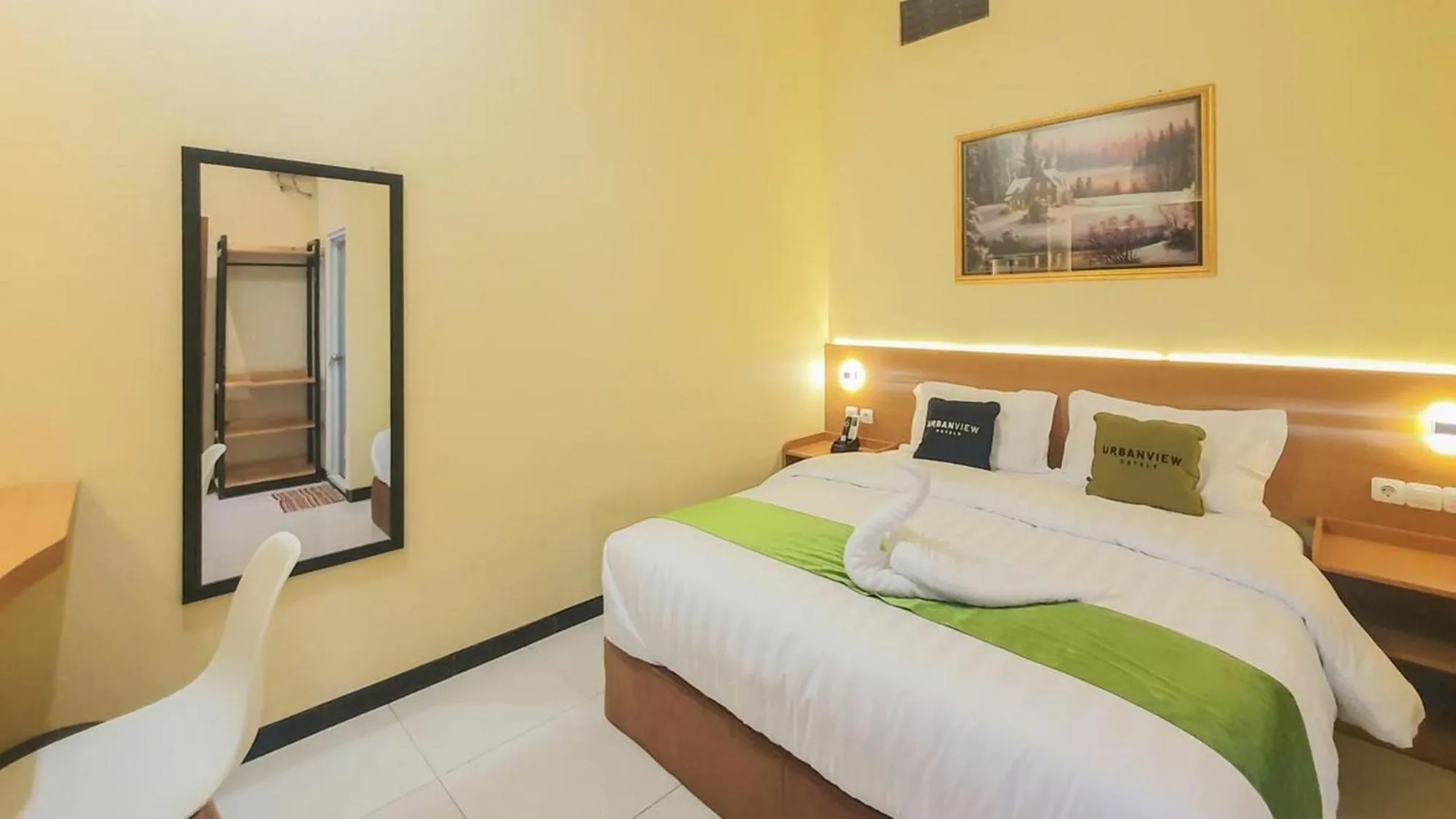 Bed in Urbanview Hotel Sakura Kampung Inggris Pare by RedDoorz