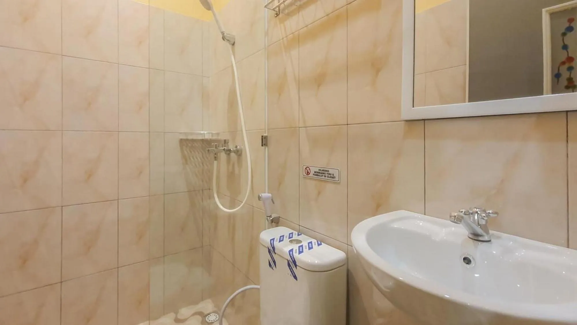 Shower in Urbanview Hotel Sakura Kampung Inggris Pare by RedDoorz