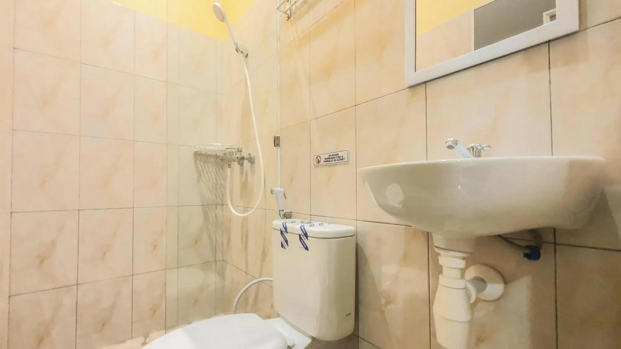 Shower in Urbanview Hotel Sakura Kampung Inggris Pare by RedDoorz