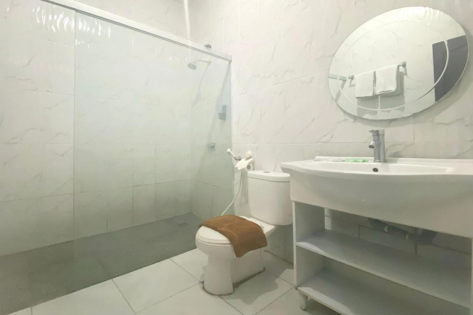 Shower in Urbanview Hotel Mulia Indah Palopo