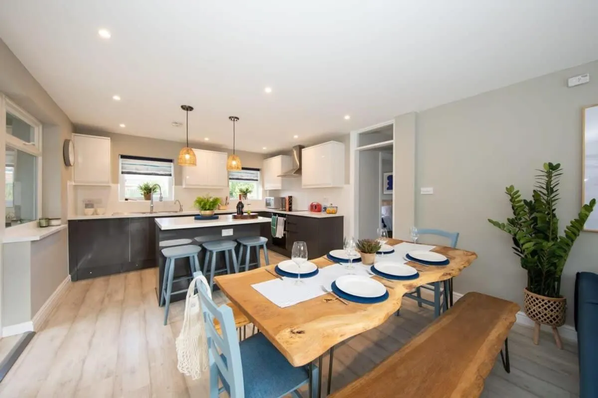 Bosham 3 BR Beach House with Garden & Playhouse