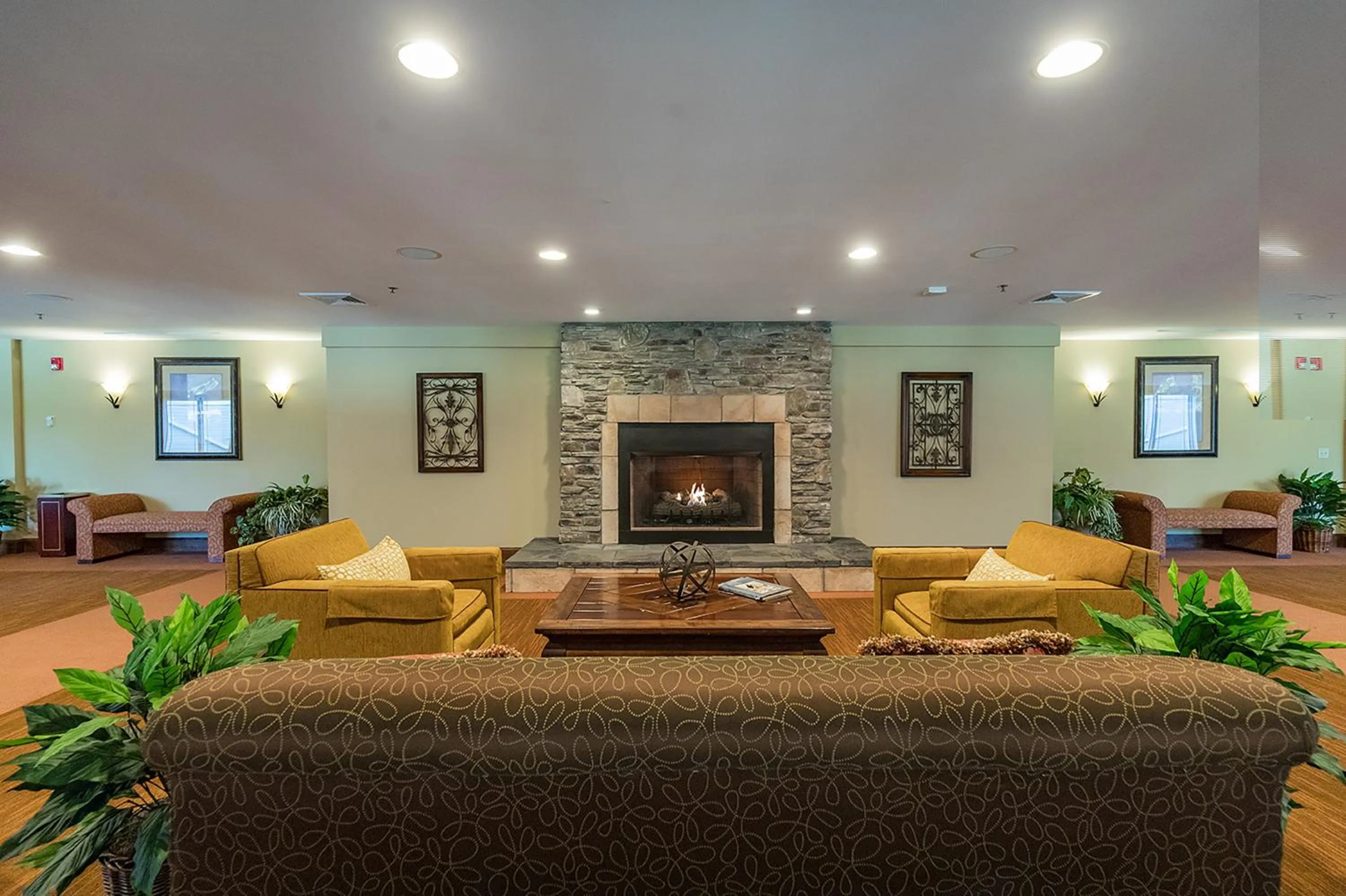 Communal lounge/ TV room in Berkshire Mountain Lodge