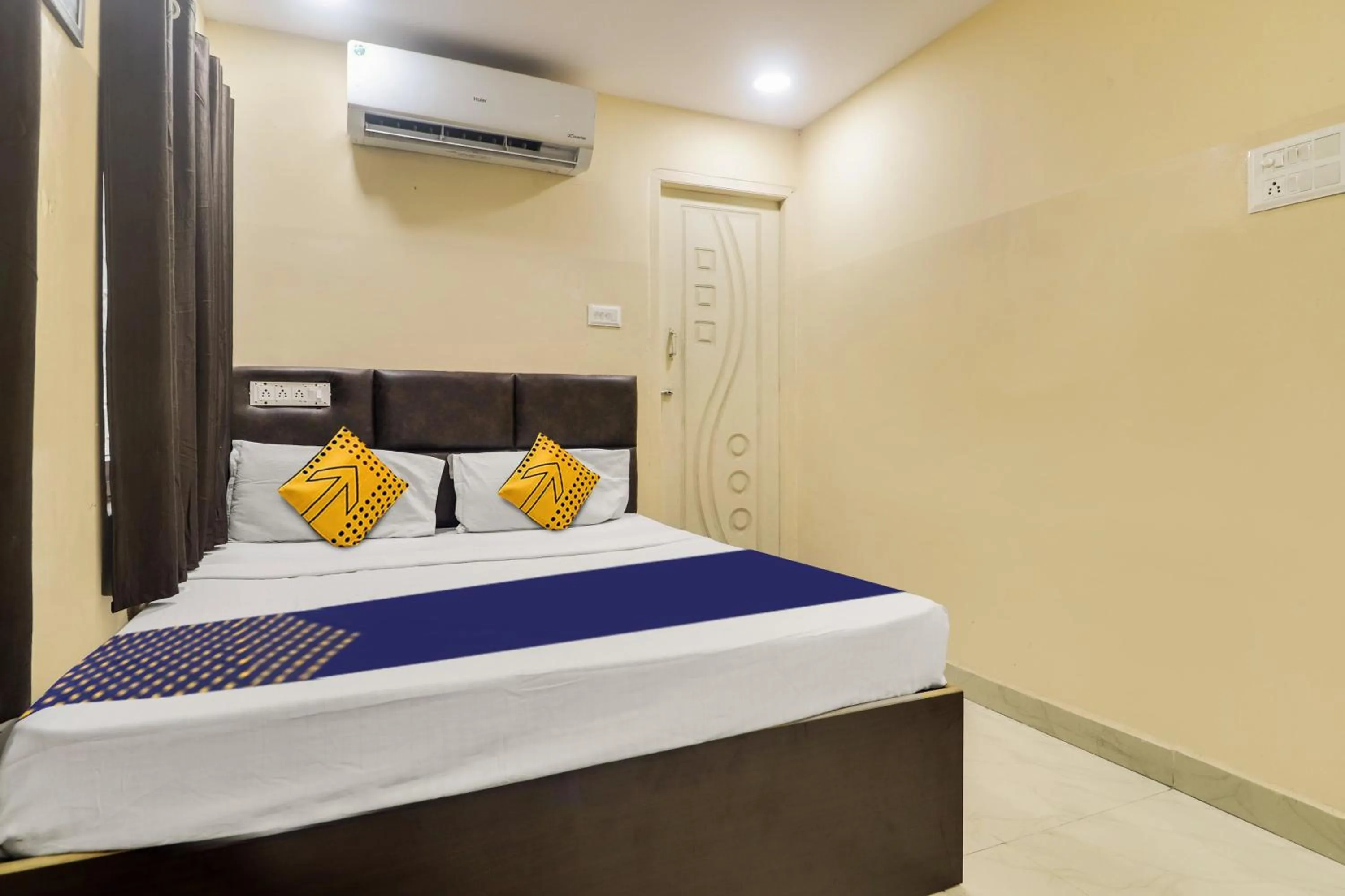 Lobby or reception, Bed in SPOT ON BHARGAV RESIDENCE