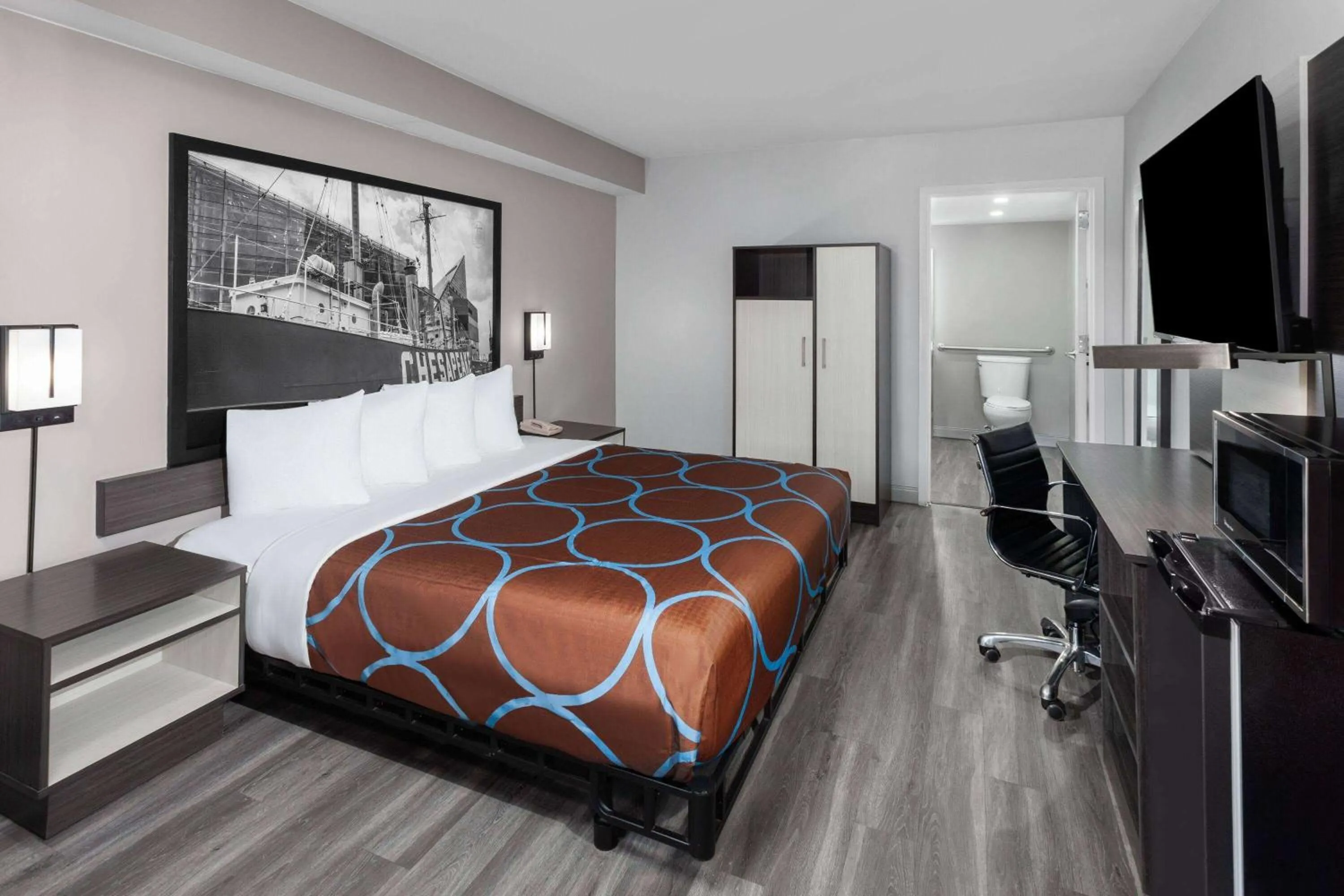 Photo of the whole room, Bed in Super 8 by Wyndham Baltimore Northwest