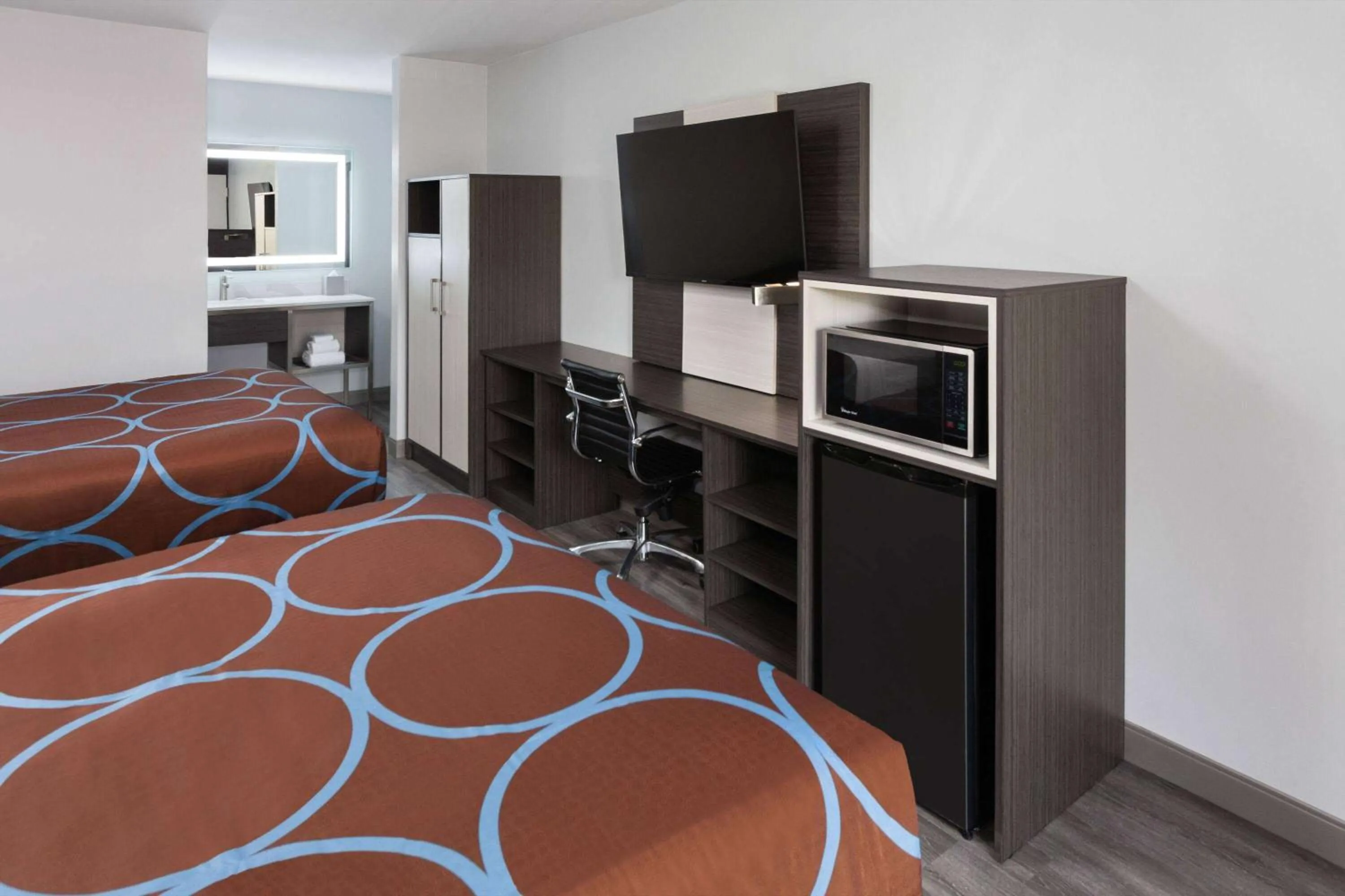 Photo of the whole room, Bed in Super 8 by Wyndham Baltimore Northwest