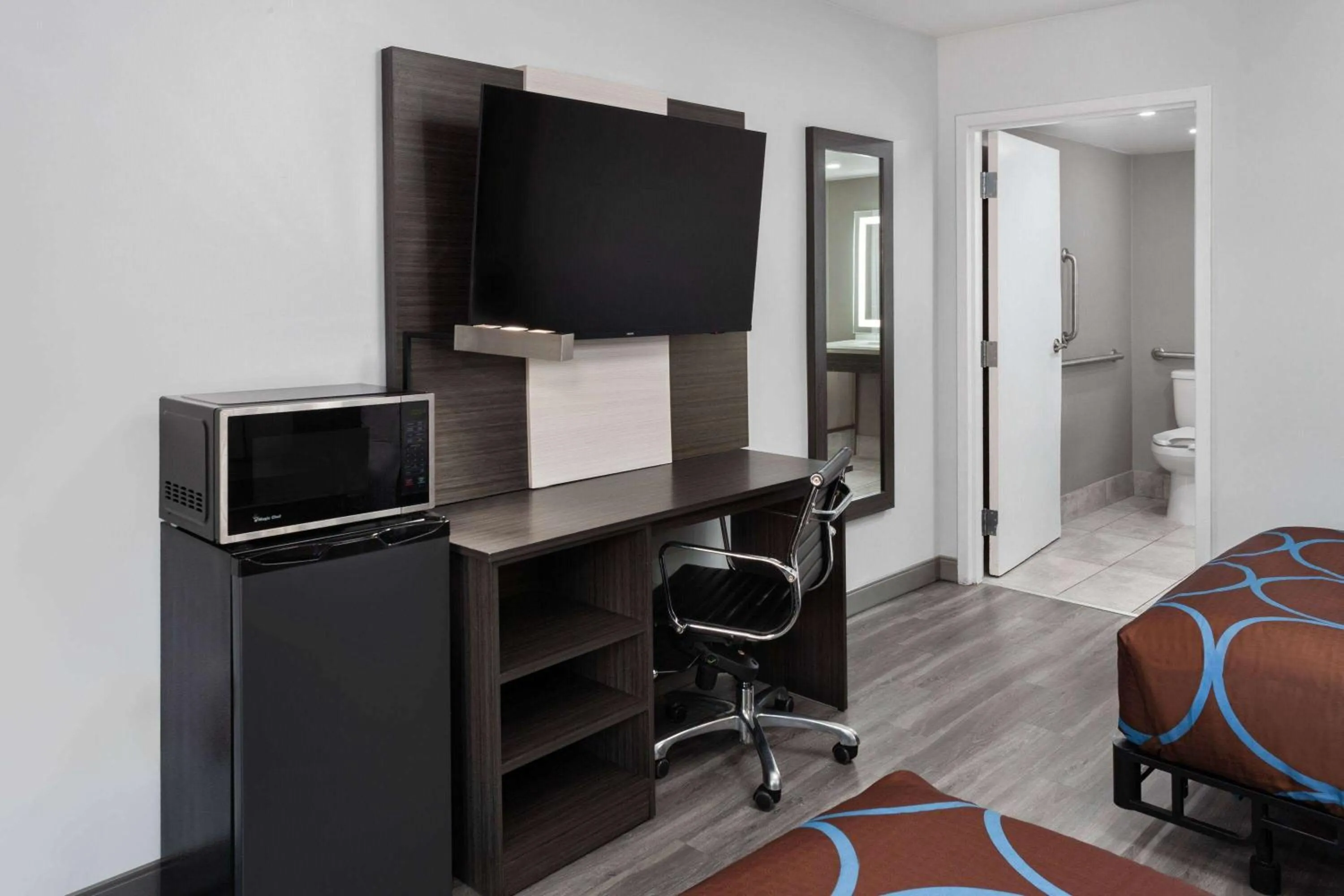 Photo of the whole room, Bed in Super 8 by Wyndham Baltimore Northwest