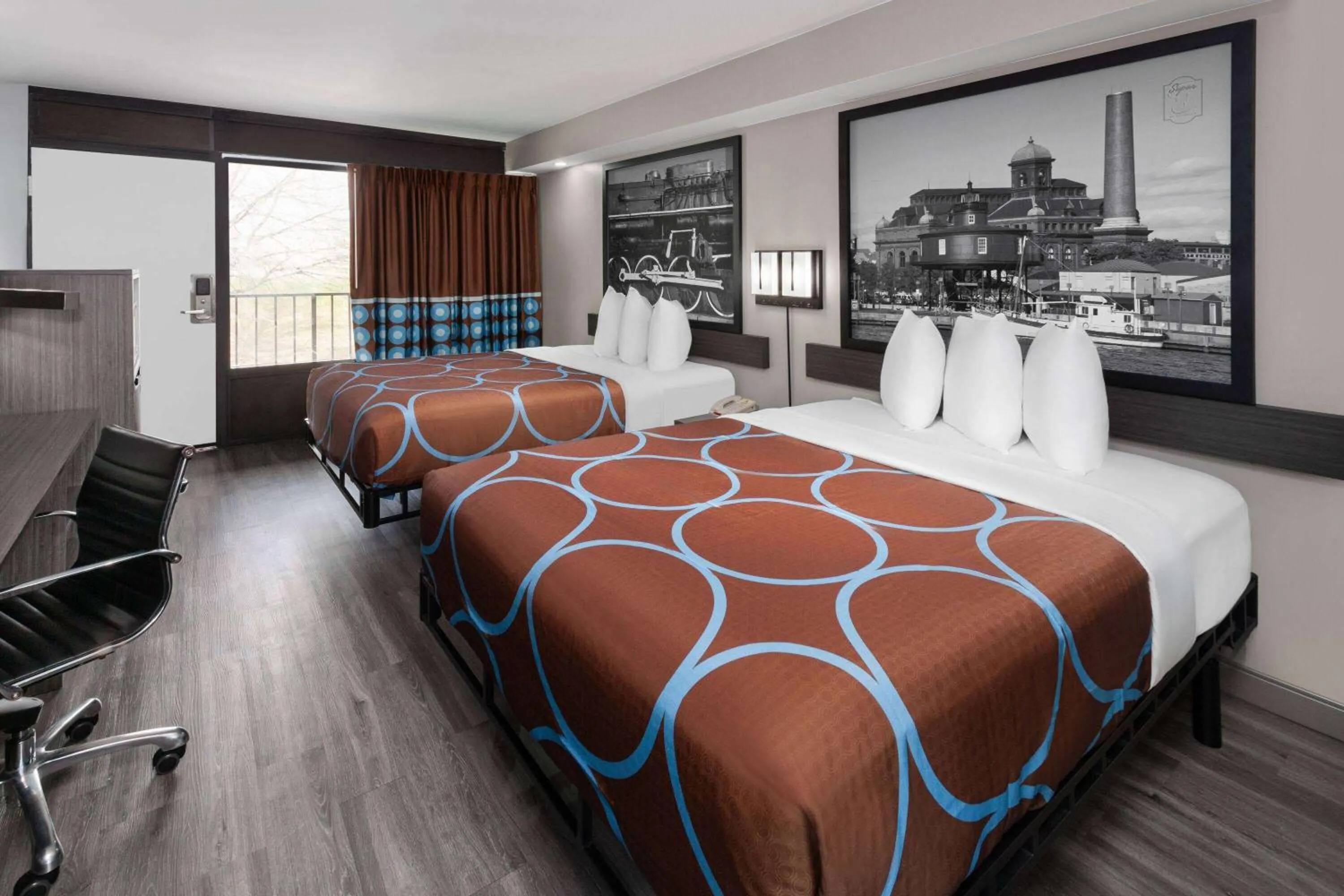 Photo of the whole room, Bed in Super 8 by Wyndham Baltimore Northwest