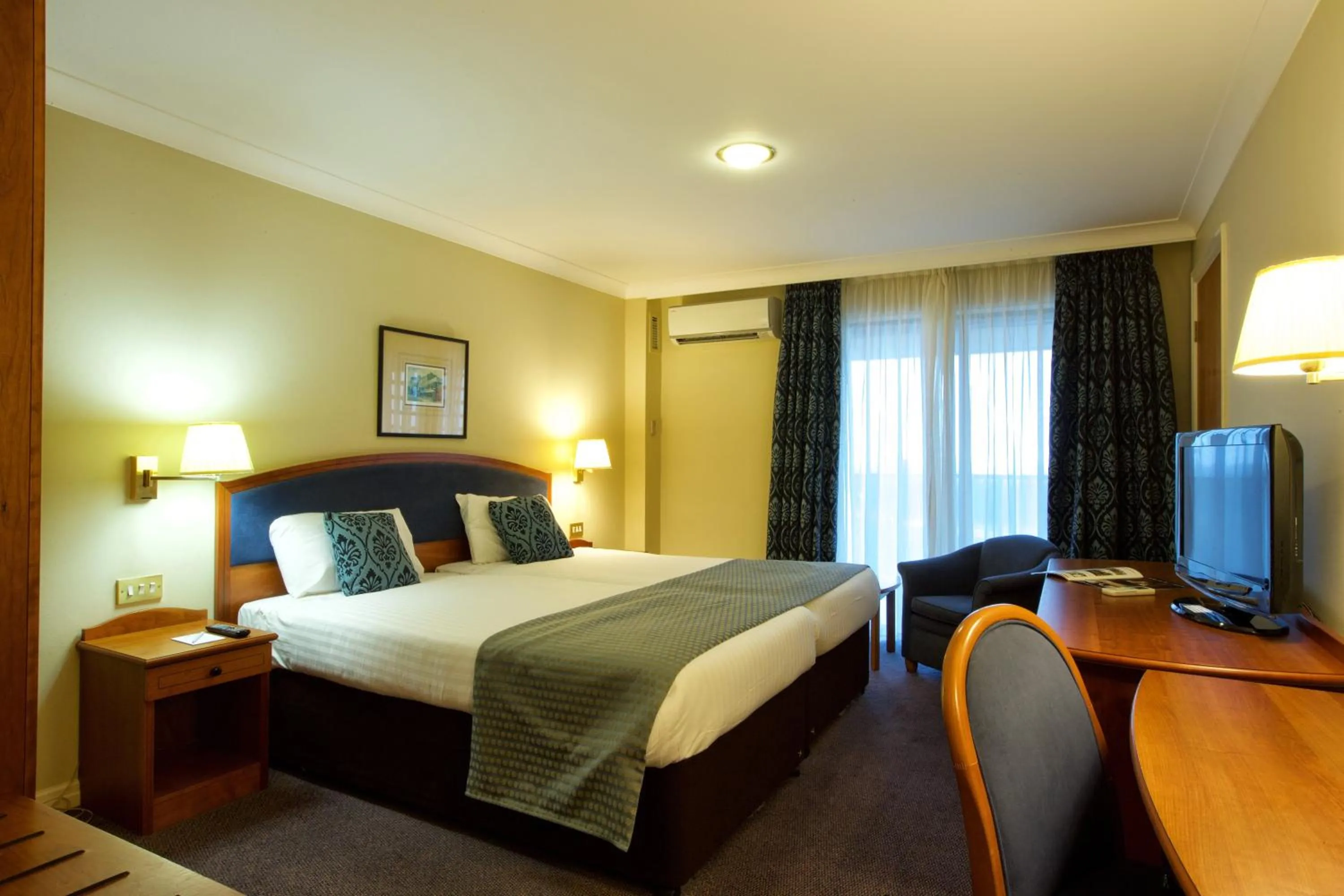 Photo of the whole room, Bed in Derby Mickleover Hotel, BW Signature Collection