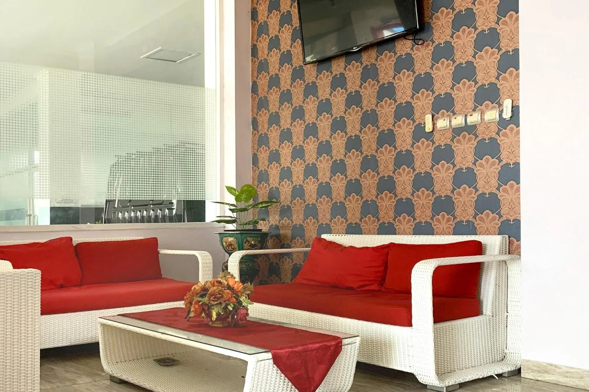 Seating area in Urbanview Hotel Niraz Banjarmasin by RedDoorz