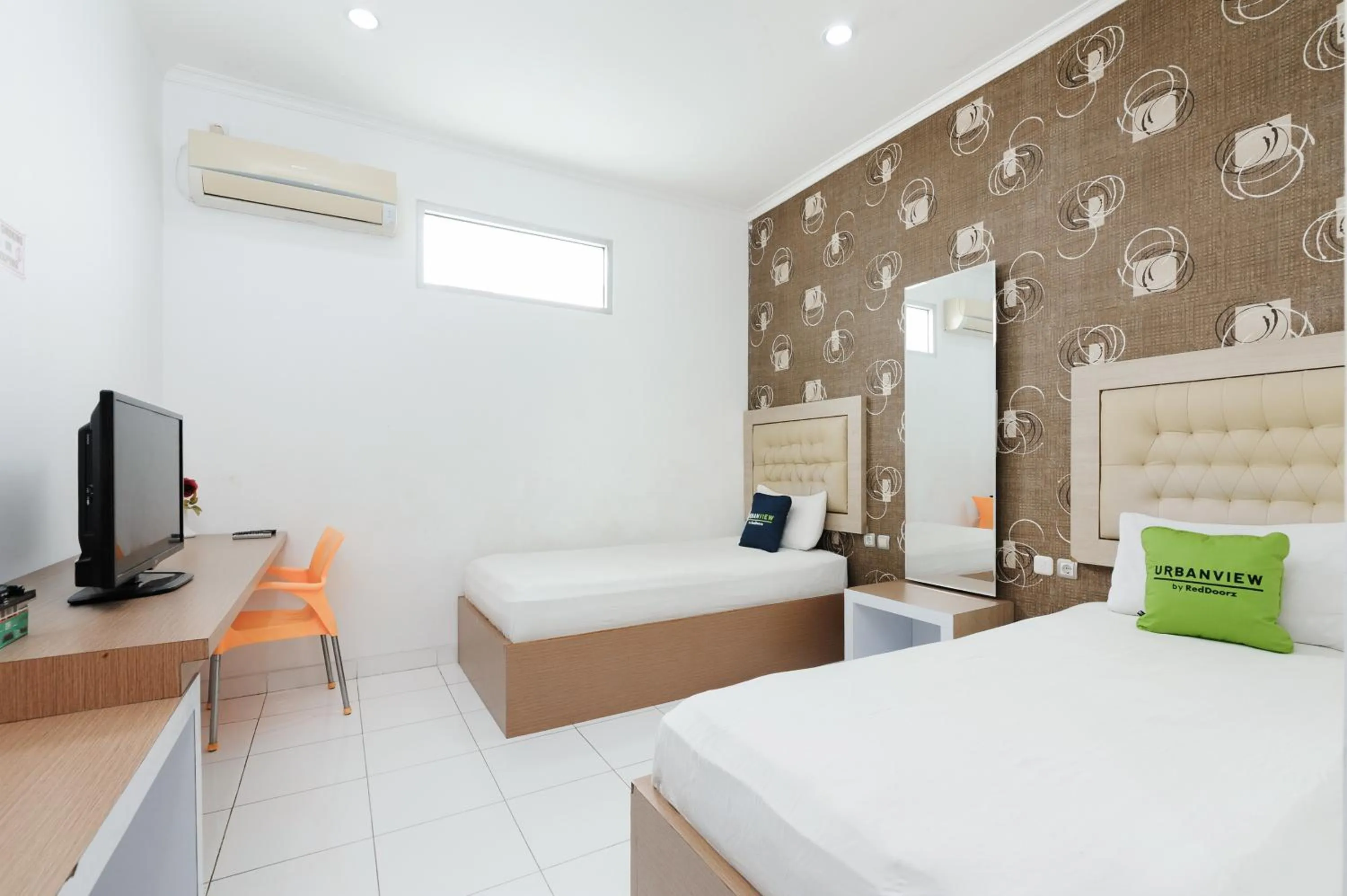 Bedroom, Bed in Urbanview Hotel Niraz Banjarmasin by RedDoorz