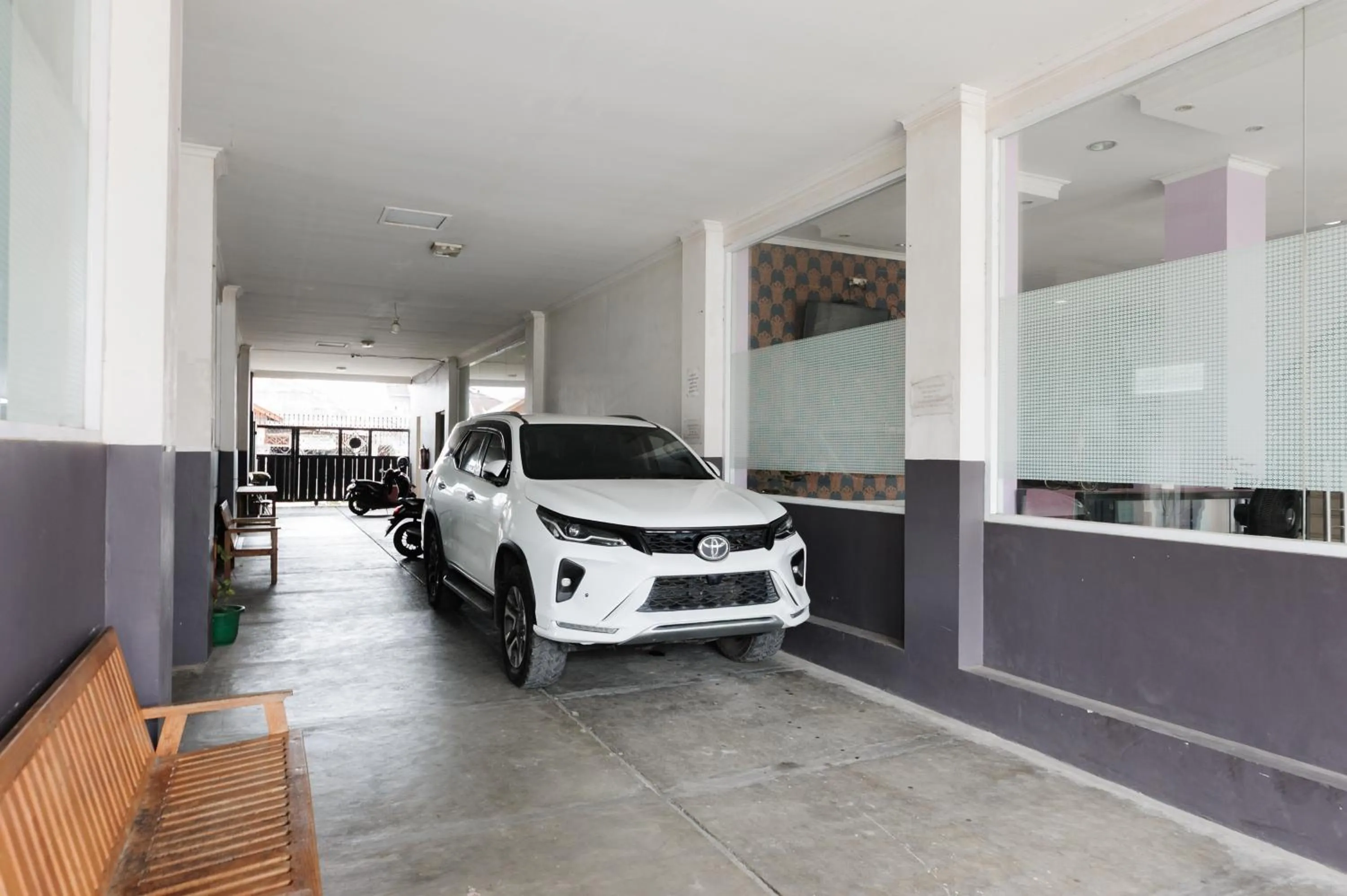 Parking in Urbanview Hotel Niraz Banjarmasin by RedDoorz