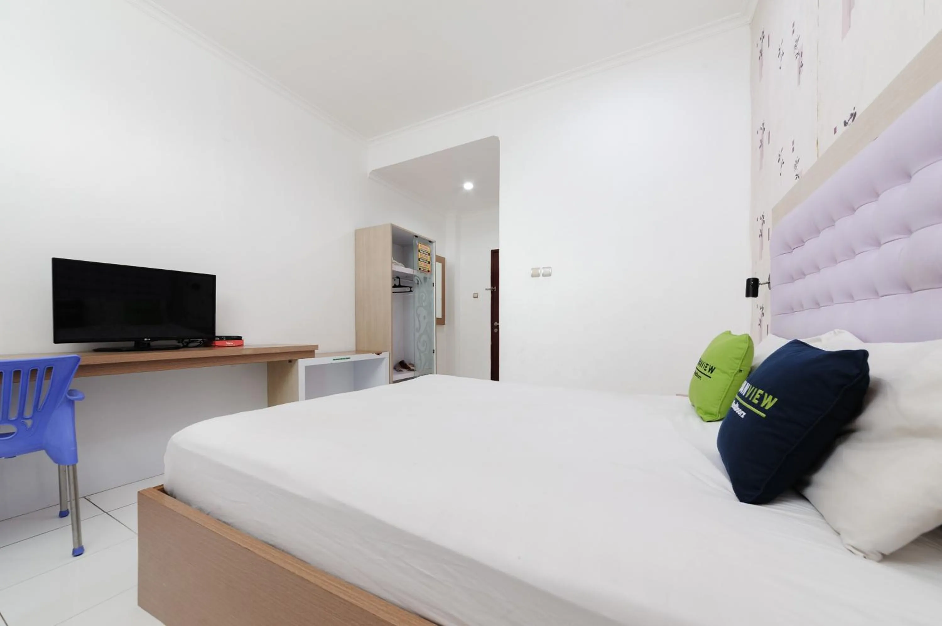 Bedroom, Bed in Urbanview Hotel Niraz Banjarmasin by RedDoorz