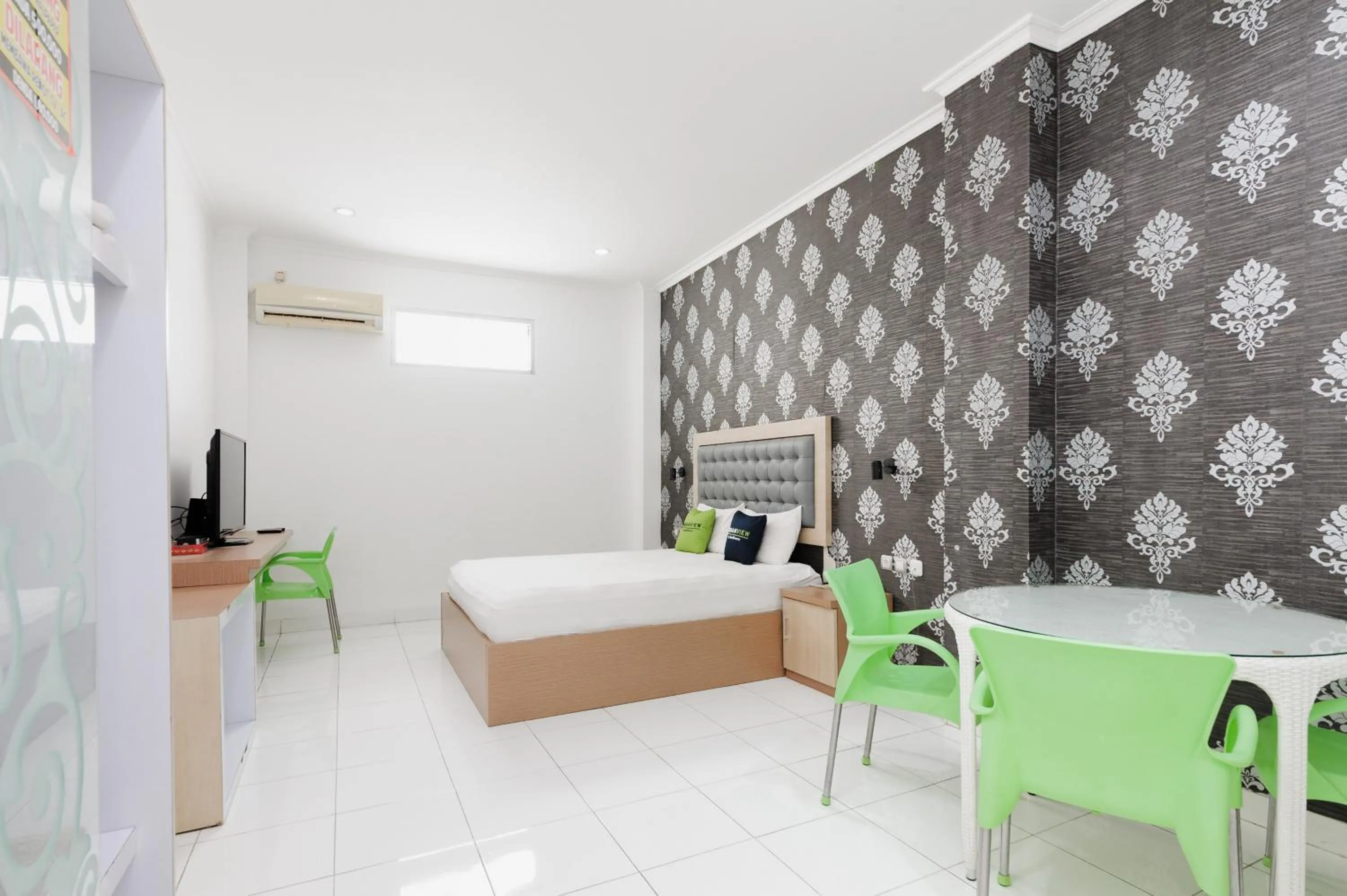 Bedroom, Bed in Urbanview Hotel Niraz Banjarmasin by RedDoorz
