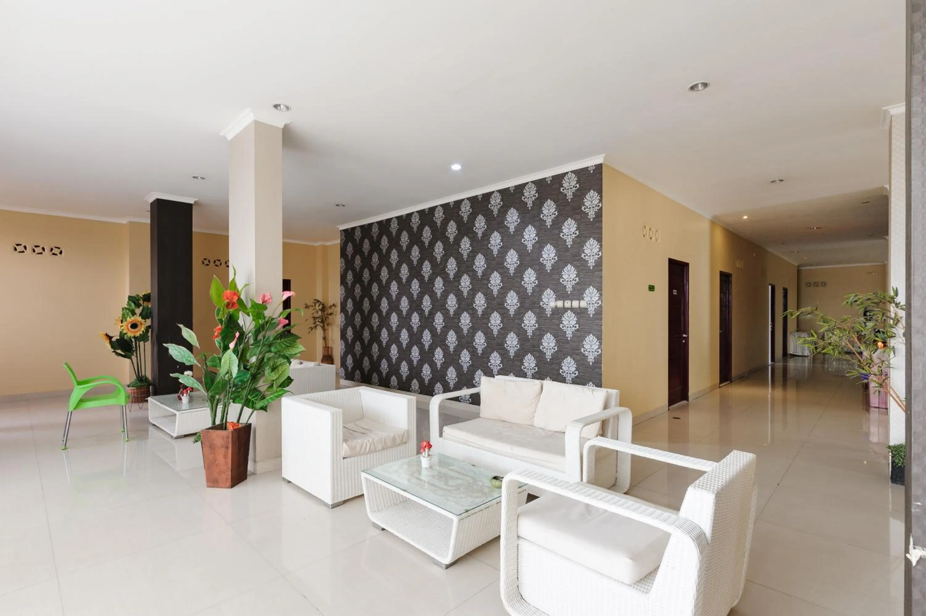 Seating area in Urbanview Hotel Niraz Banjarmasin by RedDoorz