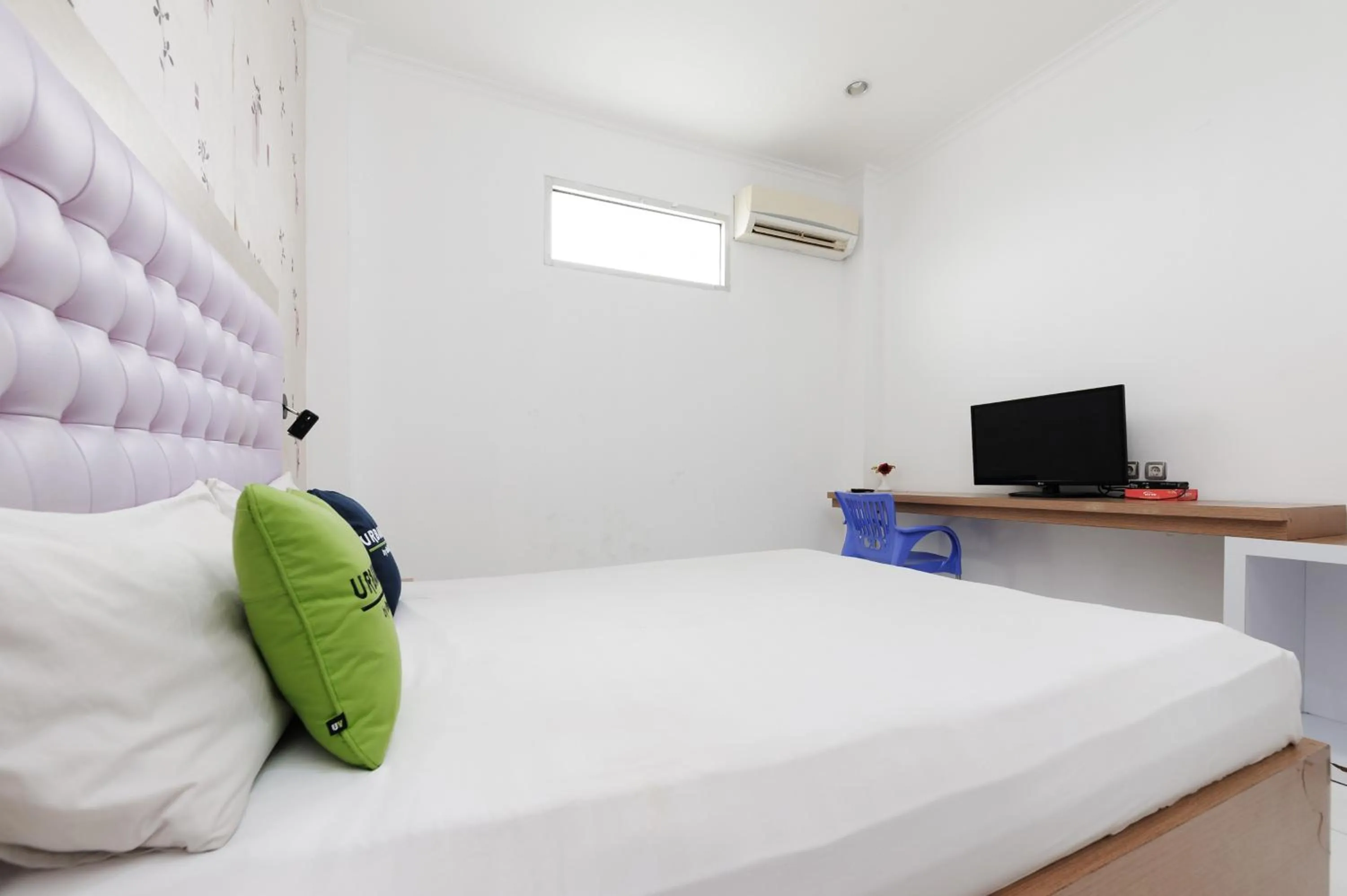 Bedroom, Bed in Urbanview Hotel Niraz Banjarmasin by RedDoorz